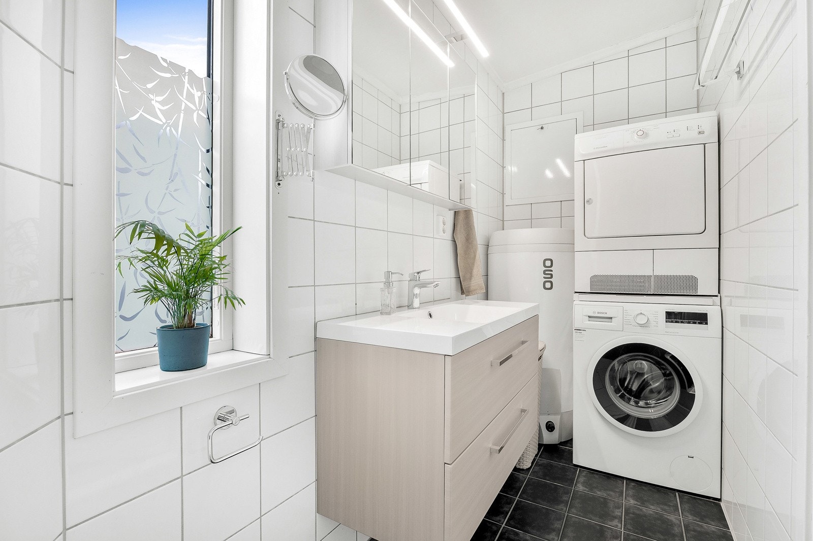 Flislagt bad med opplegg for vaskemaskin. Galleribilde