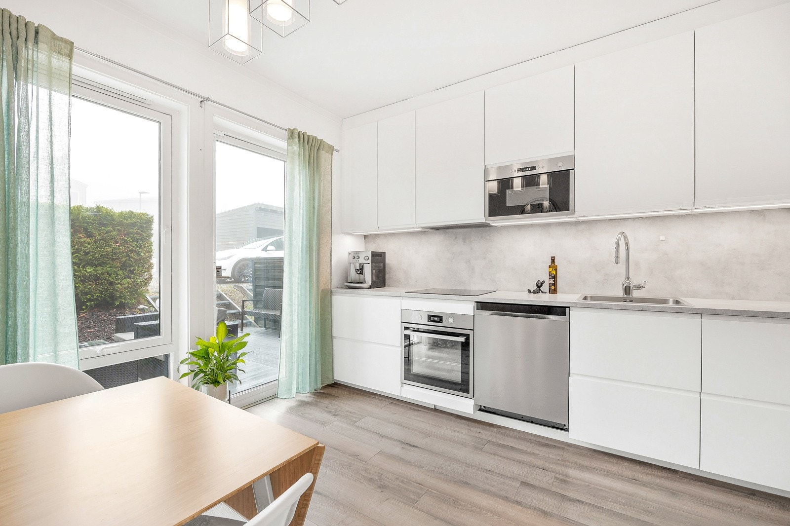 Utgang til ytterligere en terrasse, noe som gjør det enkelt å ta middagen ute. Galleribilde