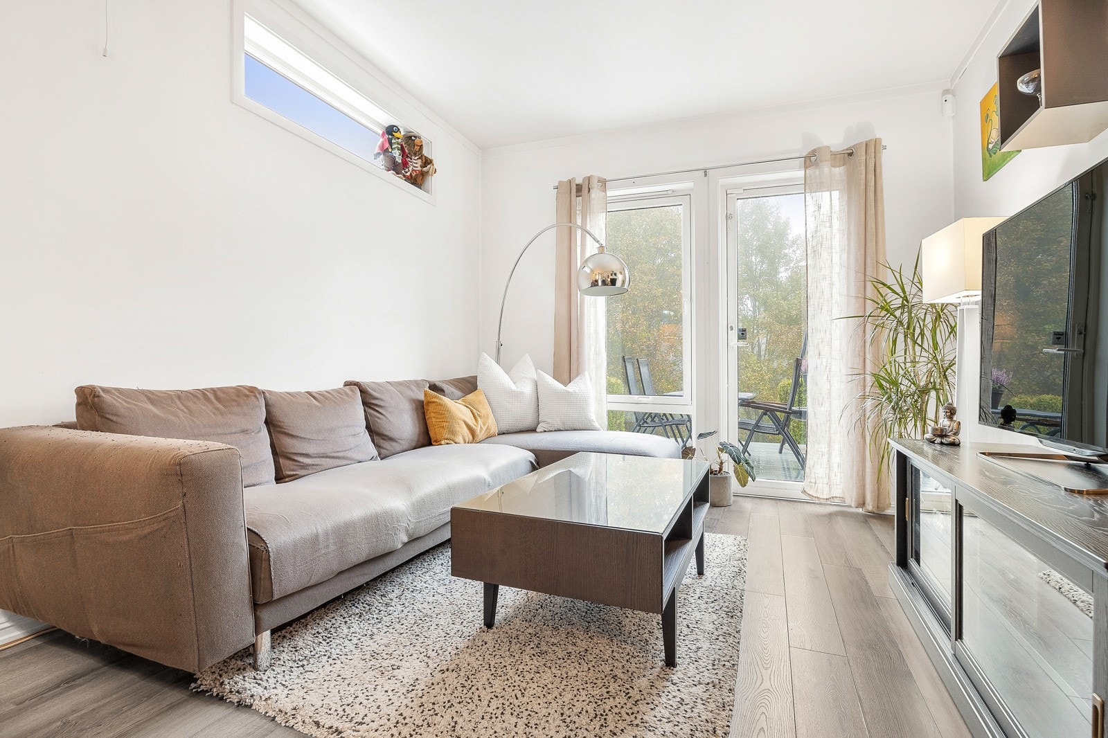 Stuen har en lys fargepalett og dør ut til den ene terrassen. Galleribilde