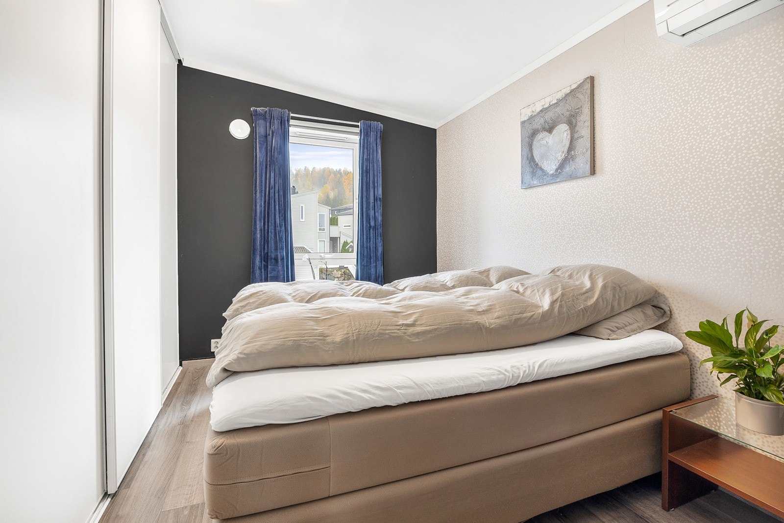 Hovedsoverom med skyvedørsgarderobe. Galleribilde