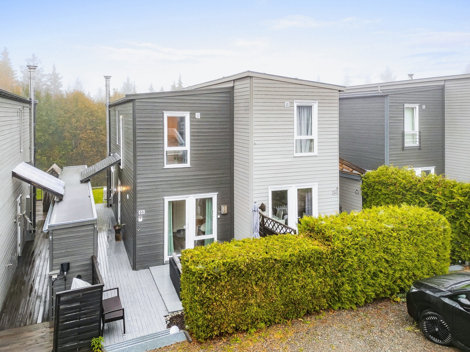 Vertikaldelt halvpart tomannsbolig over to etasjer med fine uteplasser og marka rett bak huset. Galleribilde