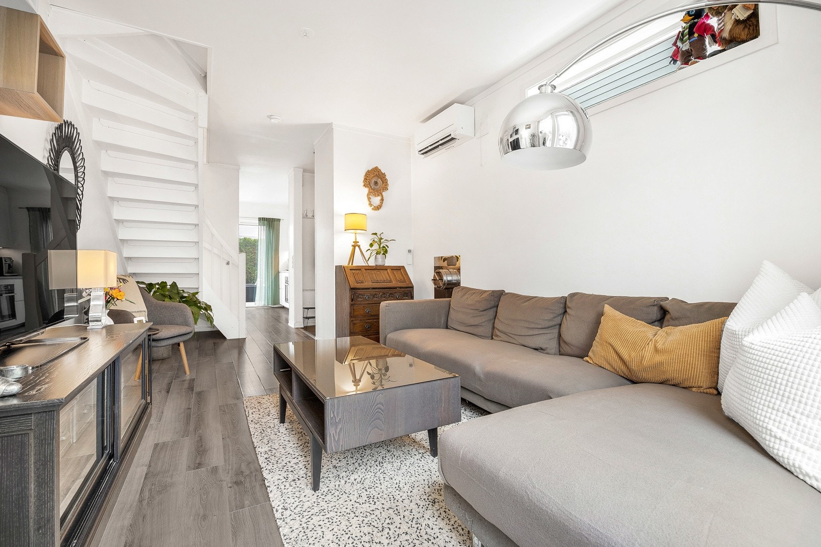 Stuen er lys og koselig med plass til sofagruppe og TV. Galleribilde