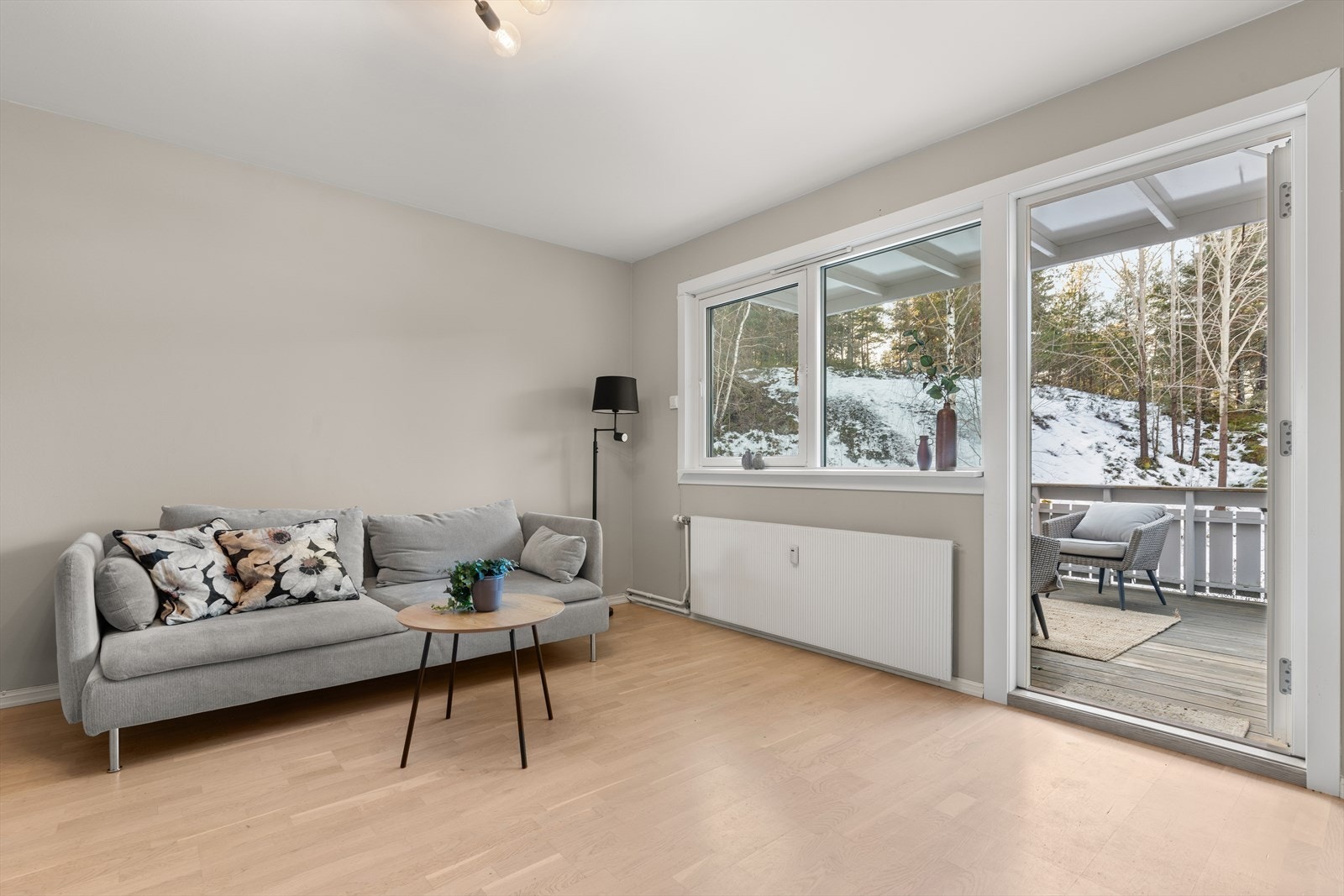 Fra stue er det utgang til vestvendt terrasse med gode solforhold Galleribilde