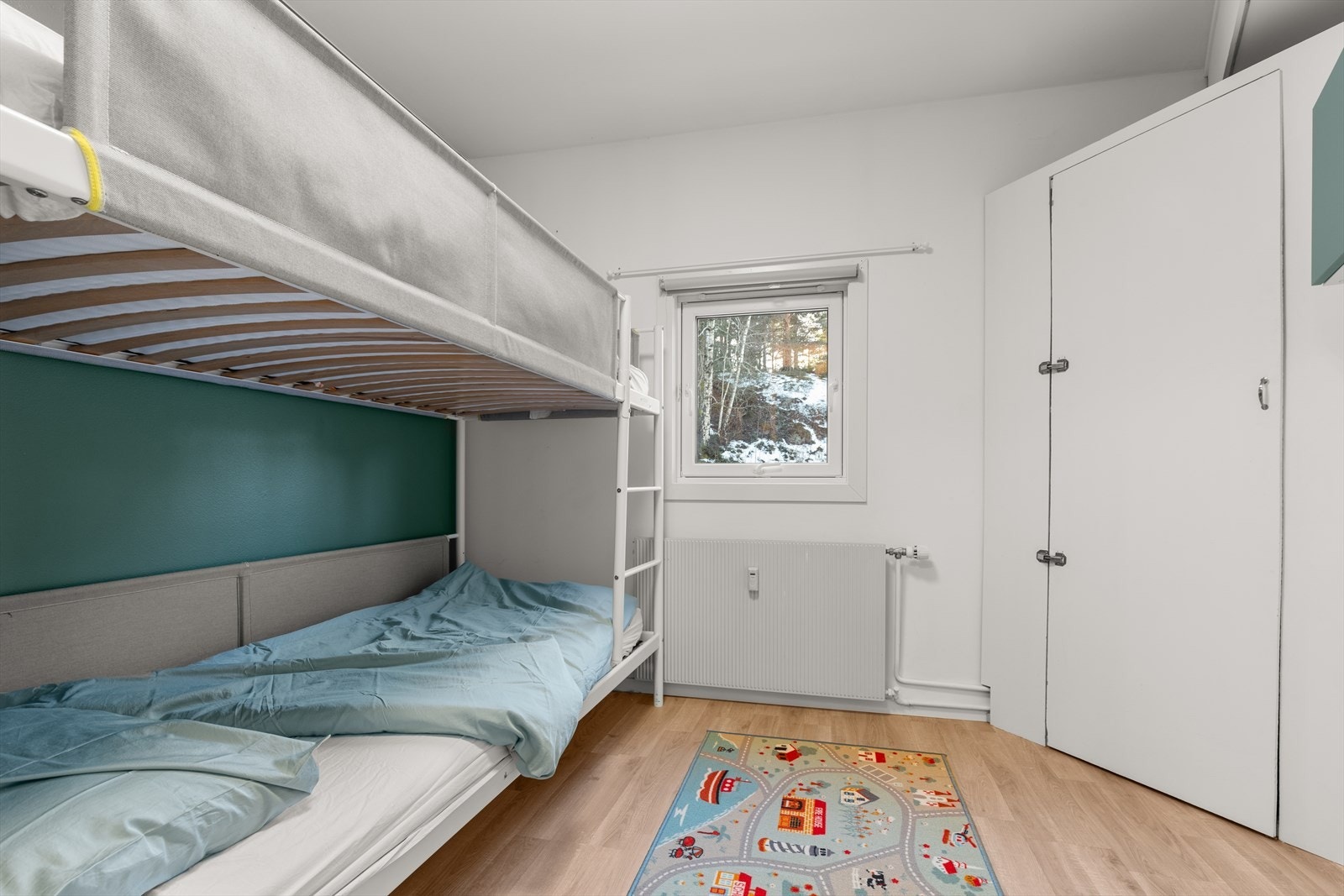 Innredet rom. Rommet brukes som soverom, men opprinnelig en godkjent bod. Galleribilde