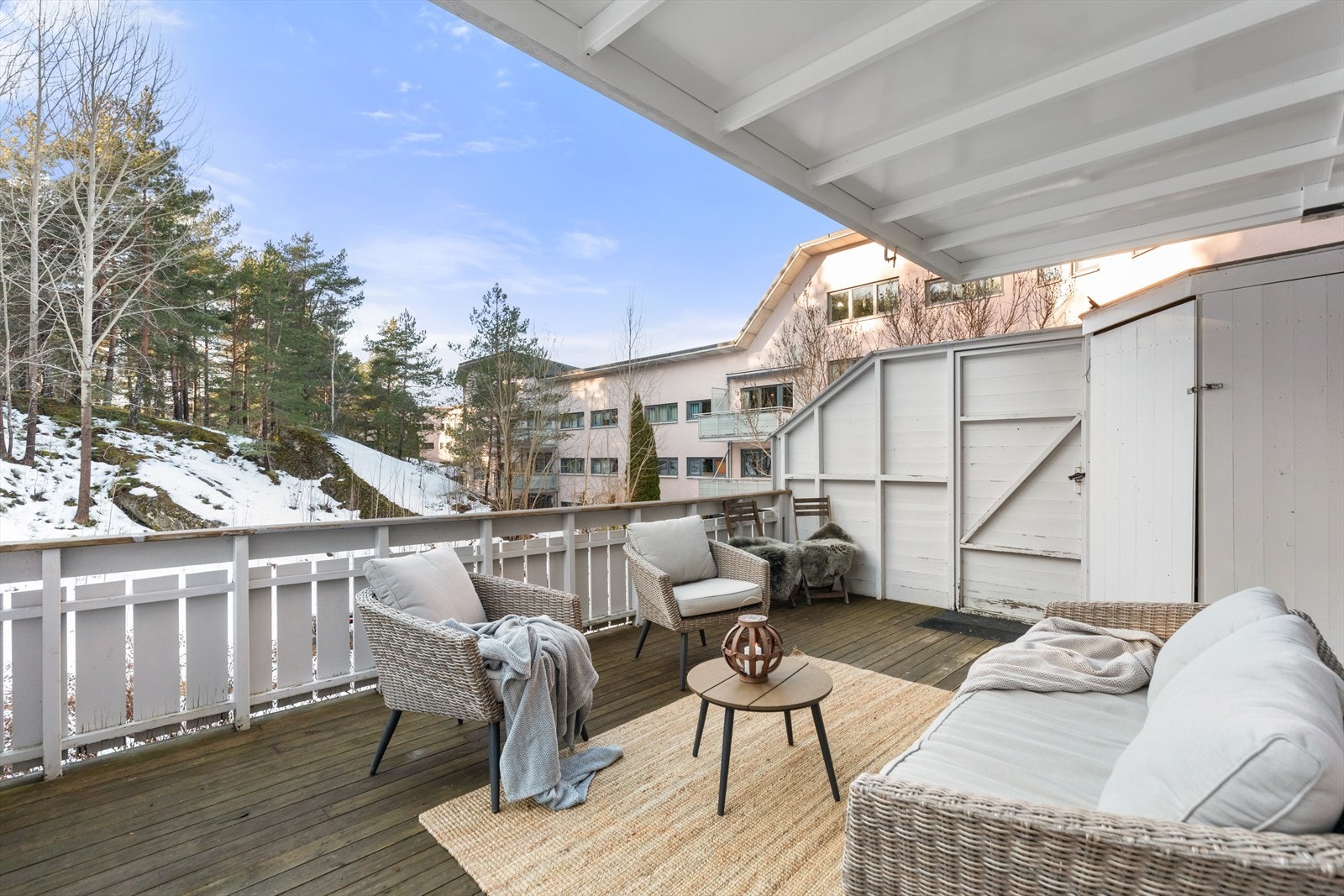 Her er det rom for både utemøbler og grill noe som gjør det til et ideelt sted for avslappende stunder og hyggelige måltider Galleribilde