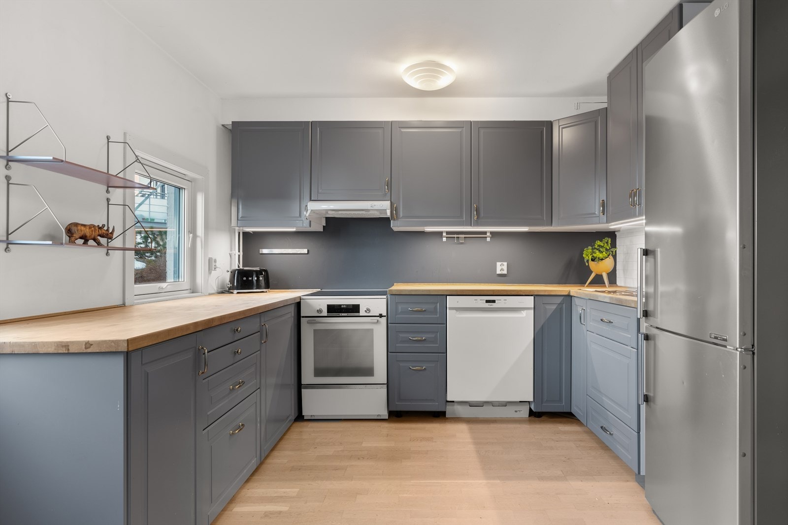 Her er det rikelig med skap- og benkeplass med god plass til matlaging Galleribilde