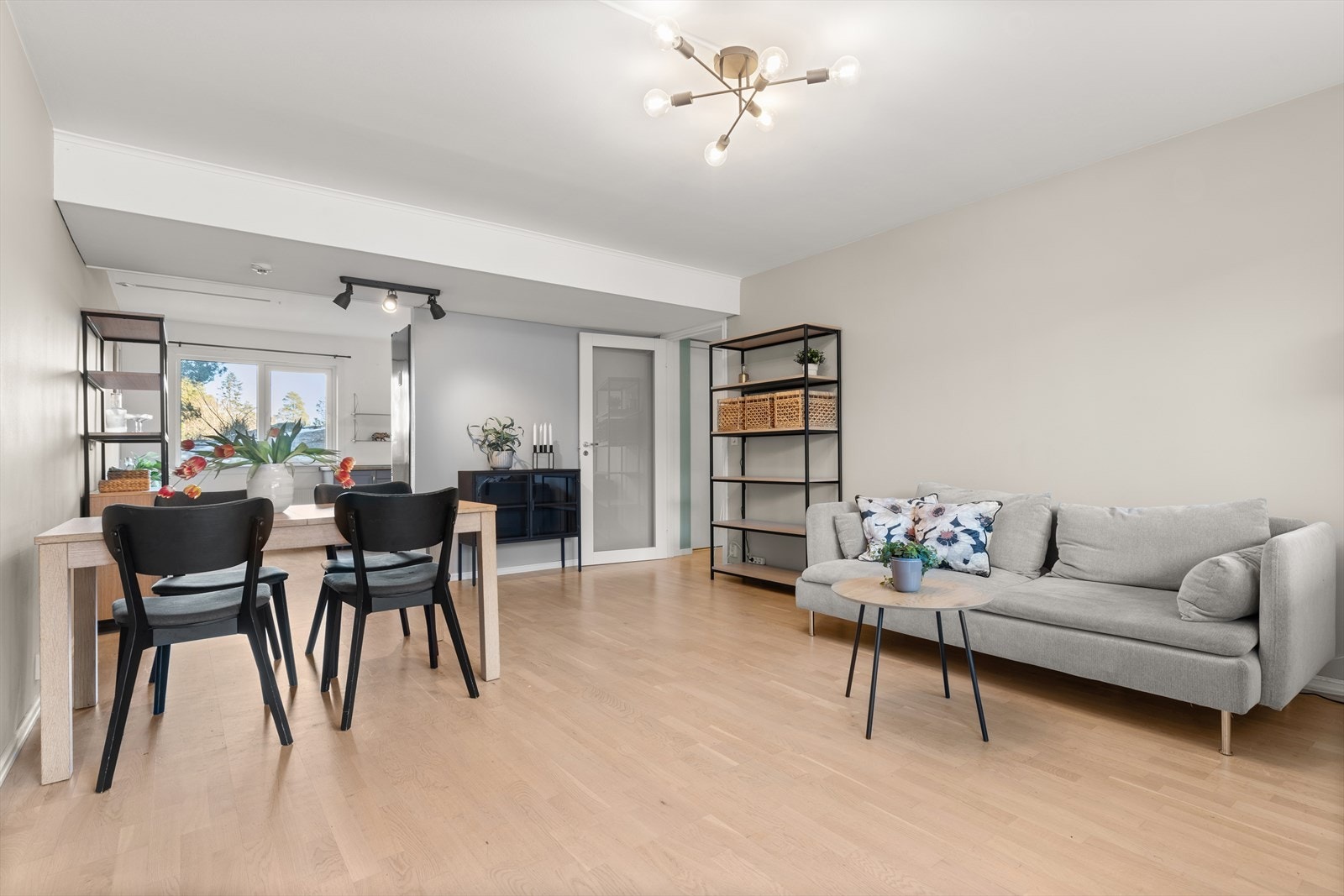 Store vindusflater slipper inn godt med naturlig lys Galleribilde