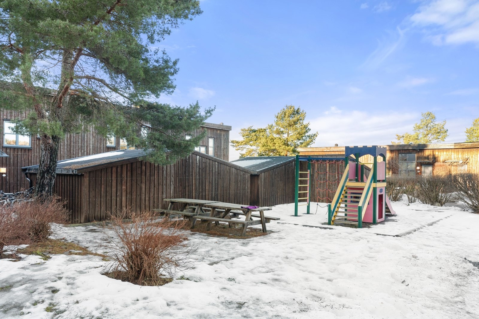 Trivelig uteområdet med lekeplass og sitteplasser - perfekt for både store og små Galleribilde