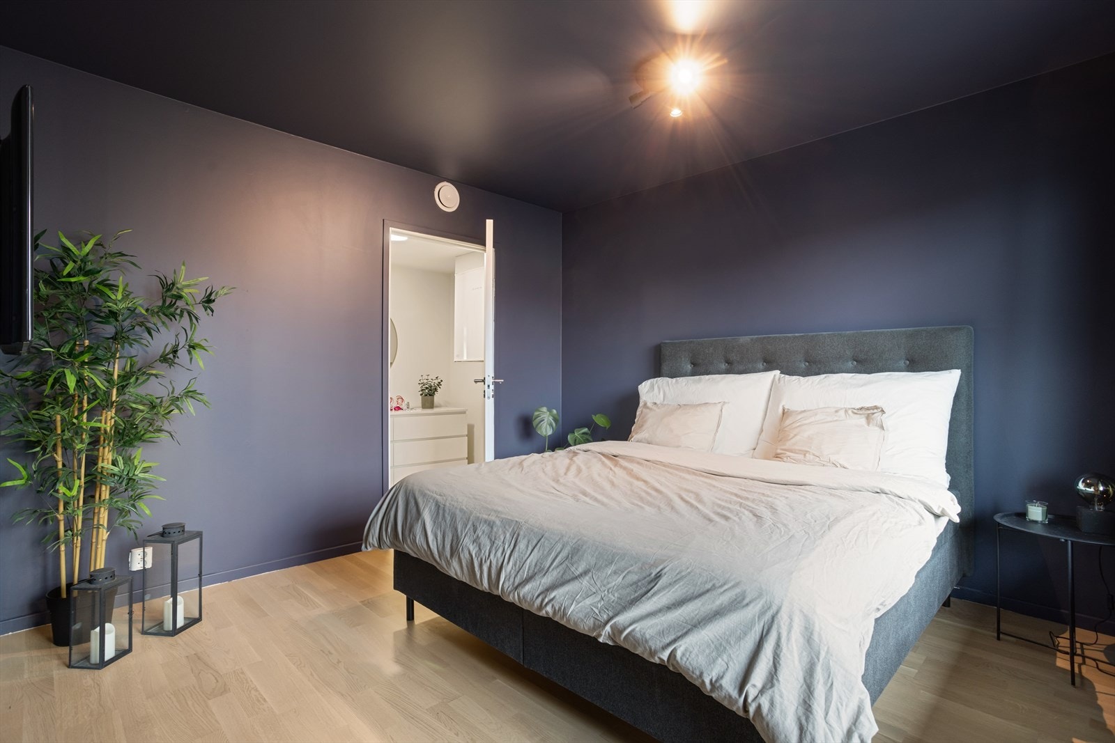 Hovedsoverommet er på ca. 13,5 kvm, og har et tilliggende garderoberom. Galleribilde