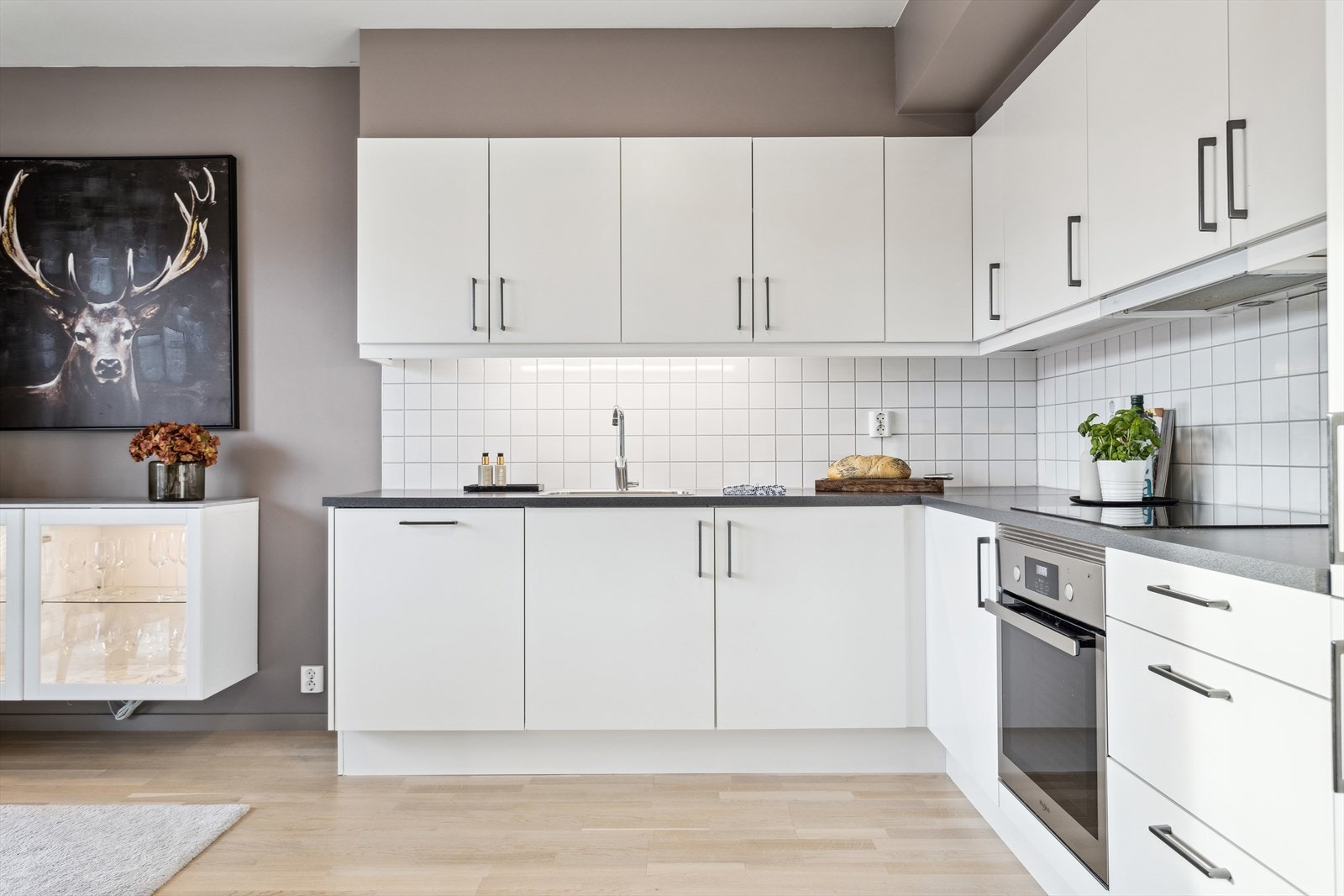 Kjøkkenet er utstyrt med integrerte hvitevarer som oppvaskmaskin, kjøleskap, stekeovn og koketopp. Galleribilde