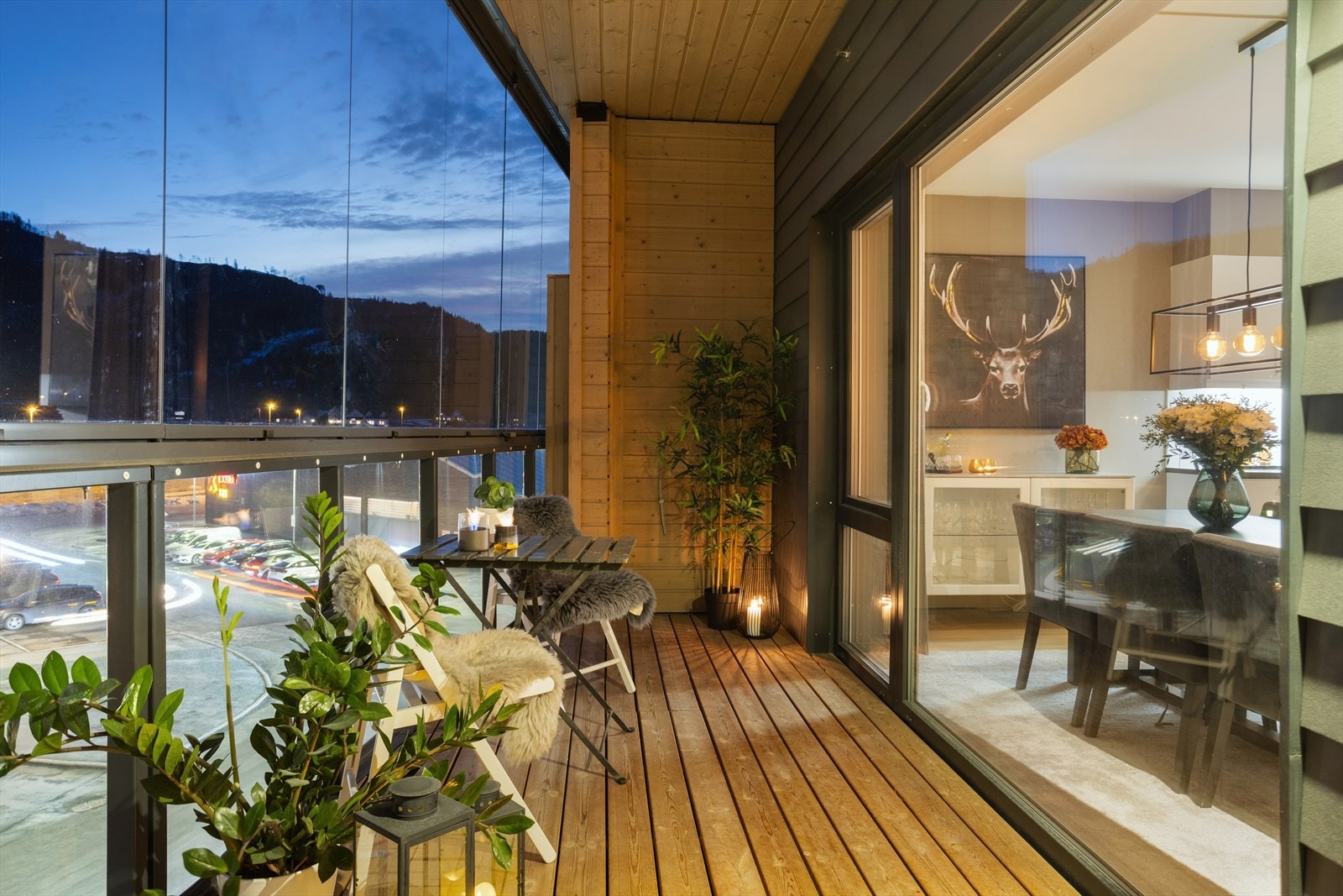 Balkongen er utstyrt med både utestikk og stemningsfull utebelysning. Galleribilde