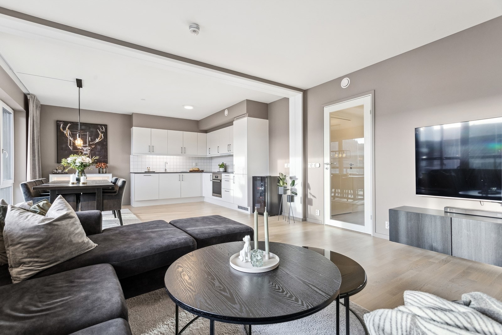 Stuen og kjøkkenet danner et innbydende allrom på ca. 36 kvm. Galleribilde