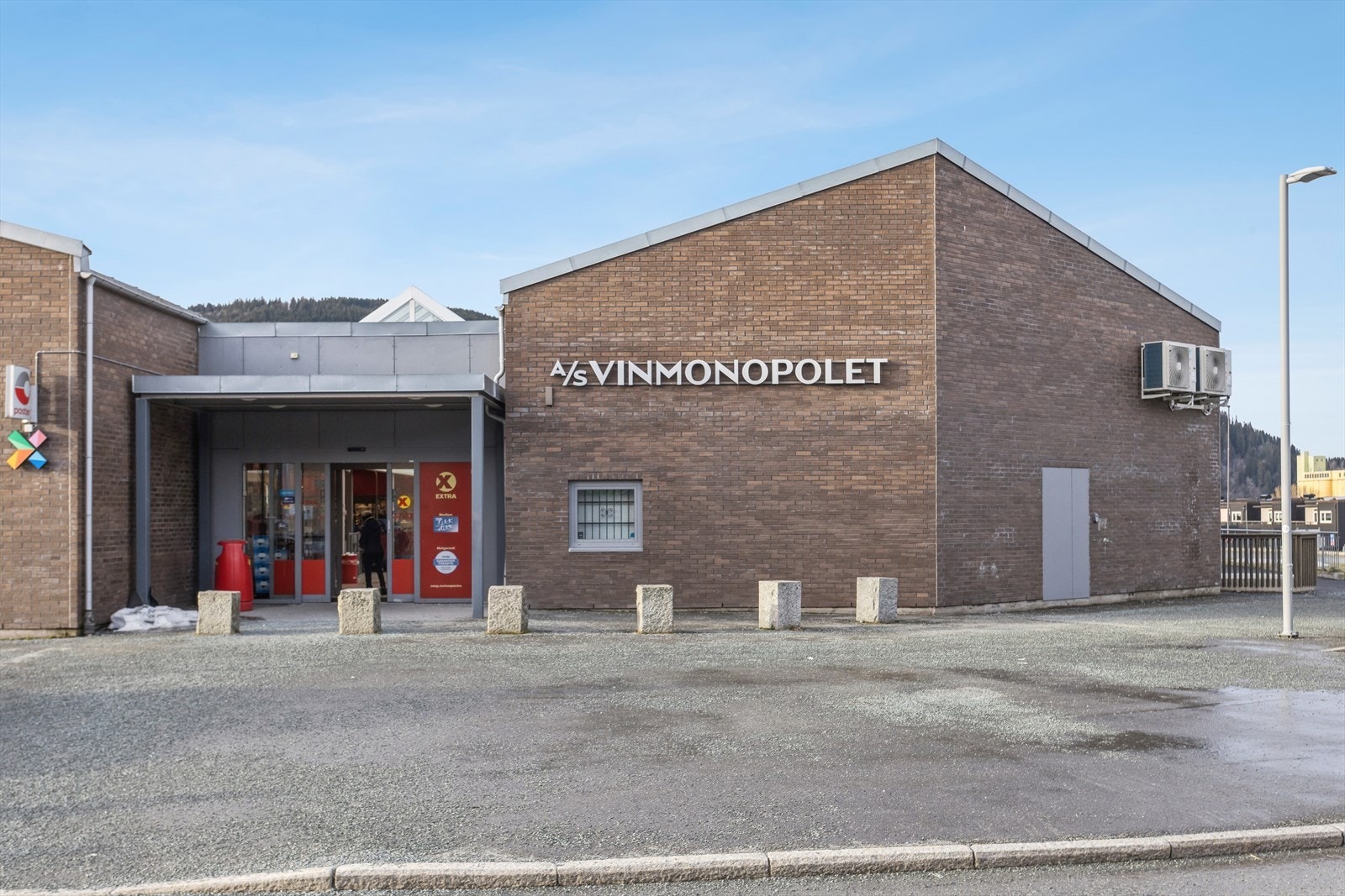 Vinmonopolet og Extra ligger i nabobygget. Galleribilde