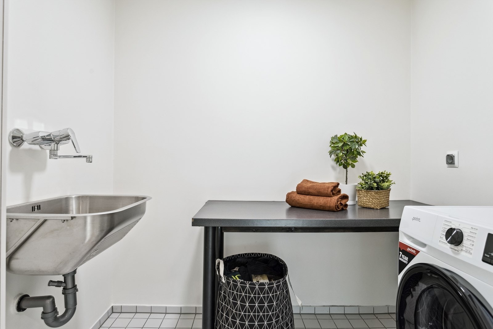 Vaskerommet, som måler ca. 2,5 kvm, har varme i det flislagte gulvet. Galleribilde