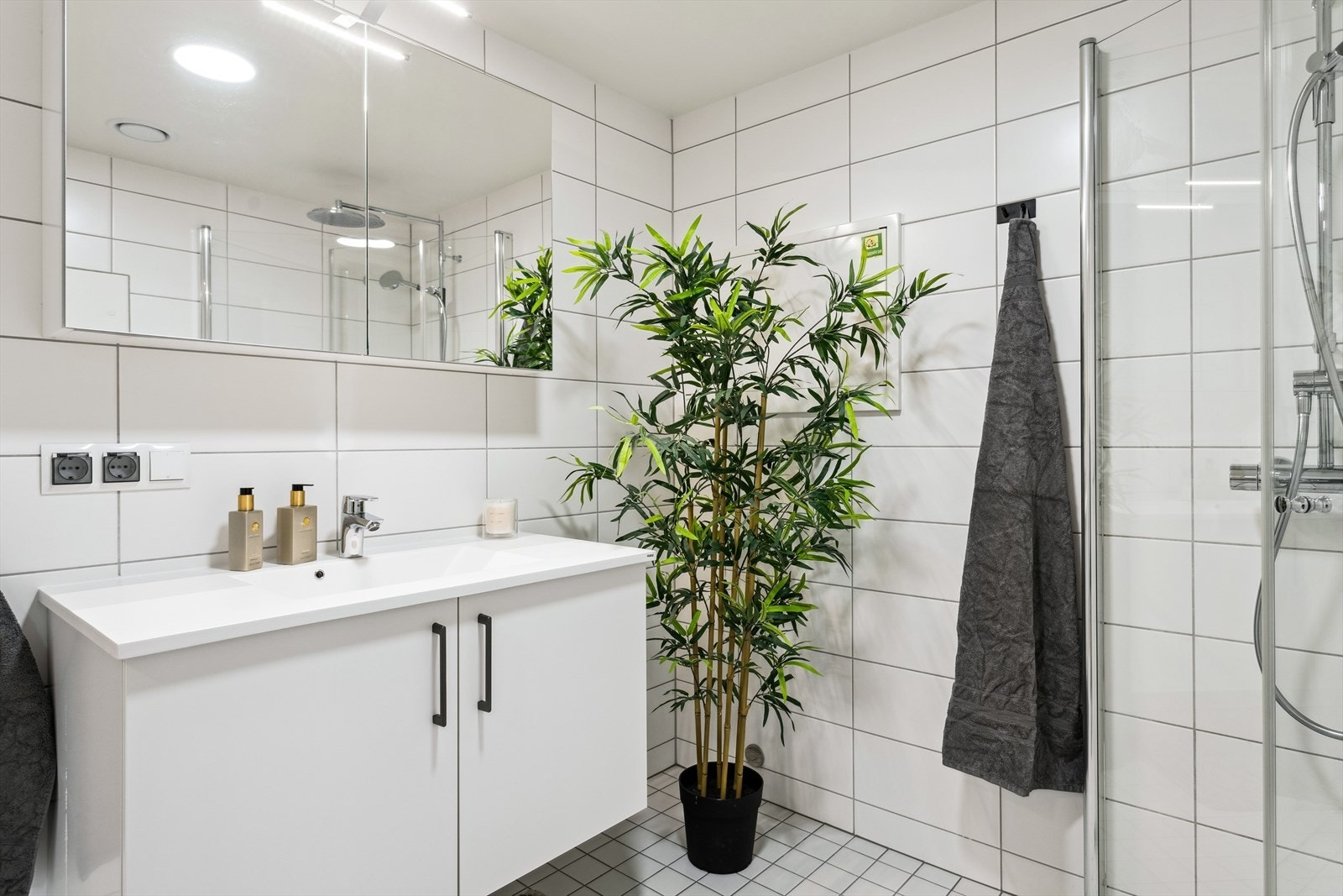 Leiligheten inneholder et bad/wc og et vaskerom, og begge har flislagt gulv og gulvvarme. Galleribilde