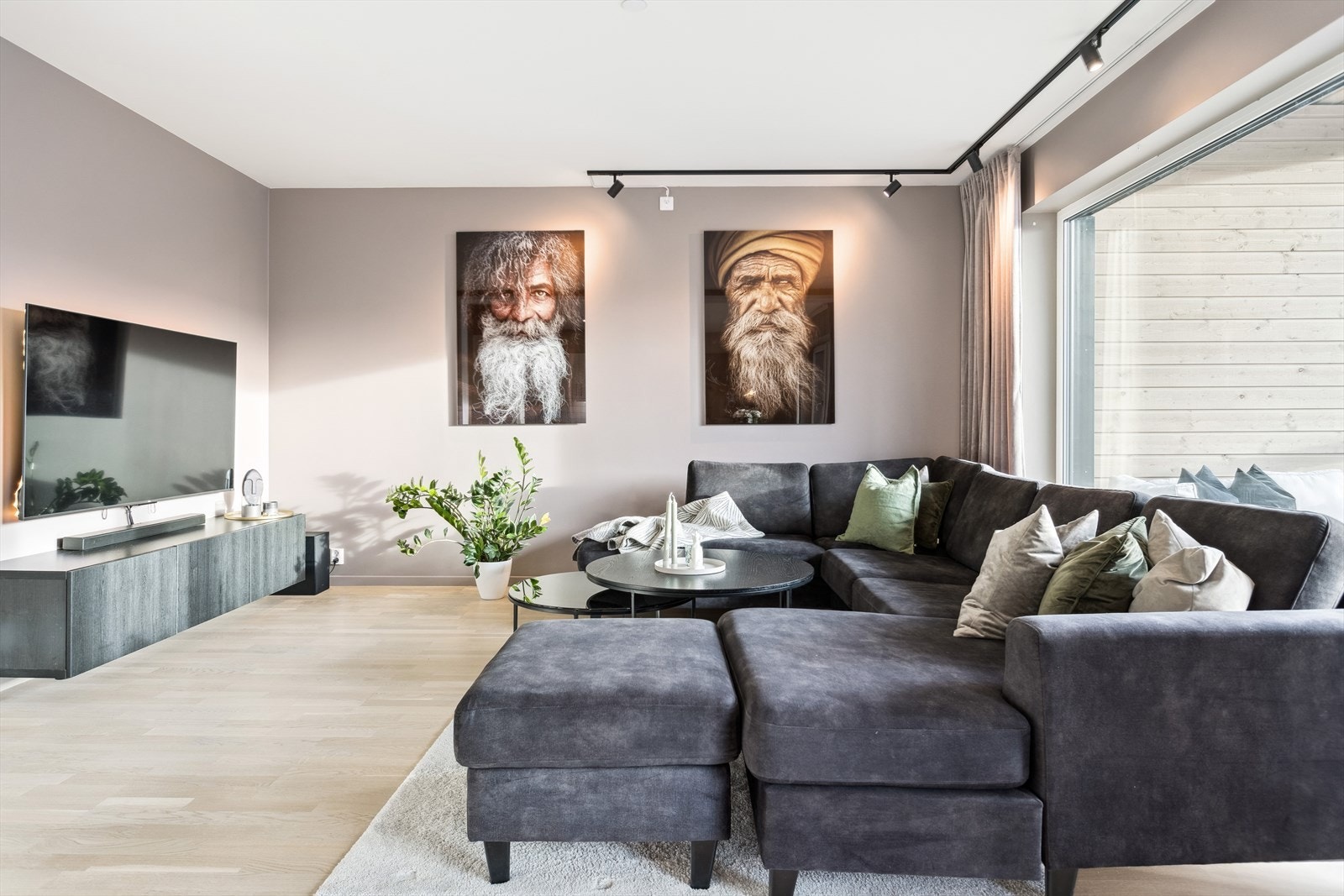 Dagslyset strømmer inn til allrommet via store vinduer og skaper en luftig atmosfære. Galleribilde