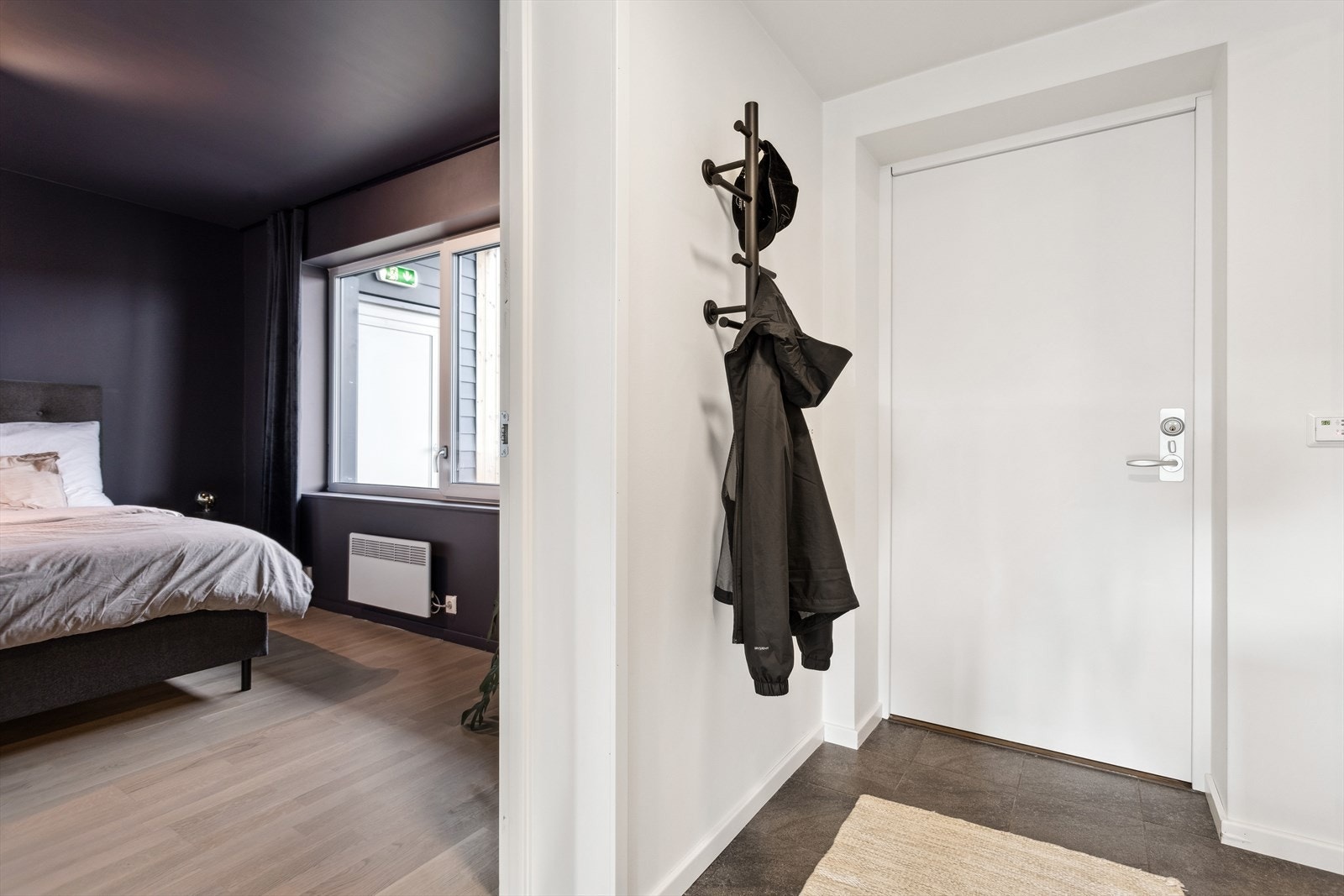 Entreen er på ca. 9 kvm, og har varme i det dels flislagte gulvet. Galleribilde