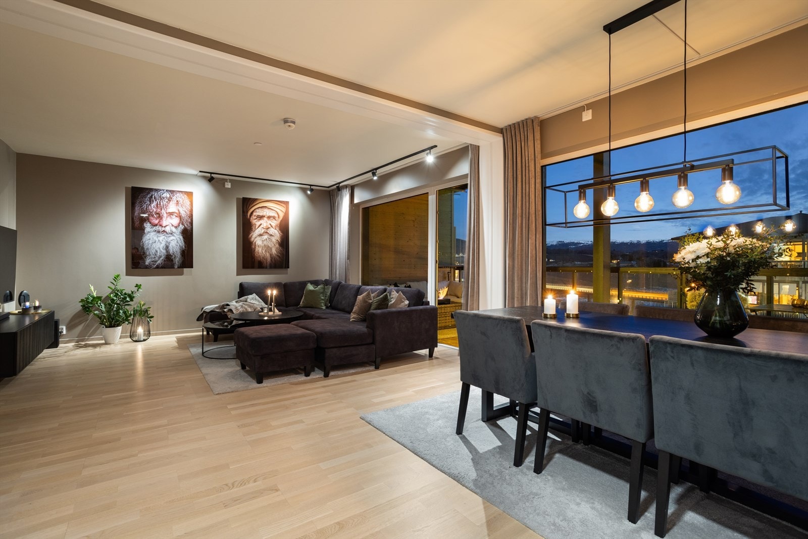 Veggene i allrommet er malt i en delikat og tidsmessig gråtone som står godt til parkettgulvet. Galleribilde