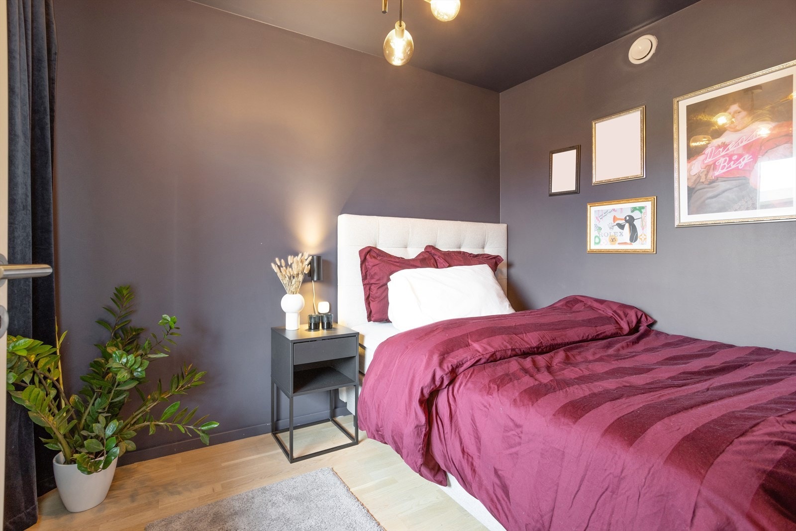 På soverommene er veggene og himlingene malt opp i dype, delikate farger. Galleribilde