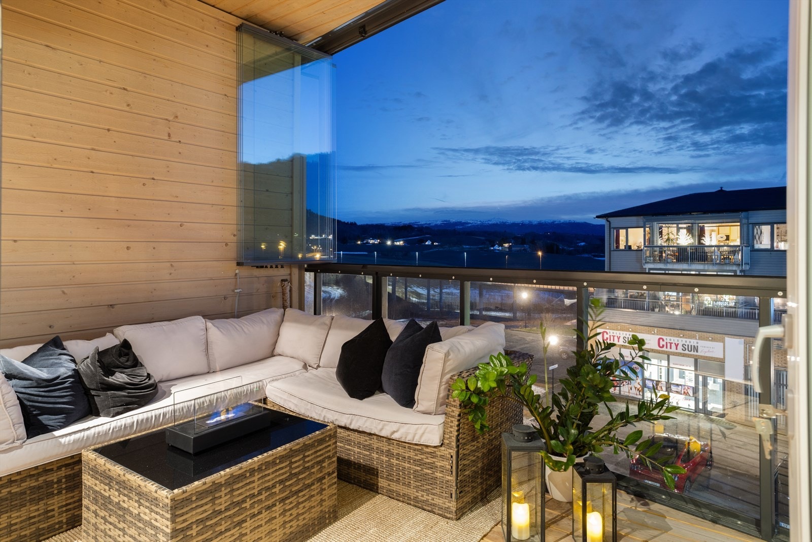 Leiligheten har en lun, innglasset balkong ved allrommet som utgjør stue og kjøkken. Galleribilde