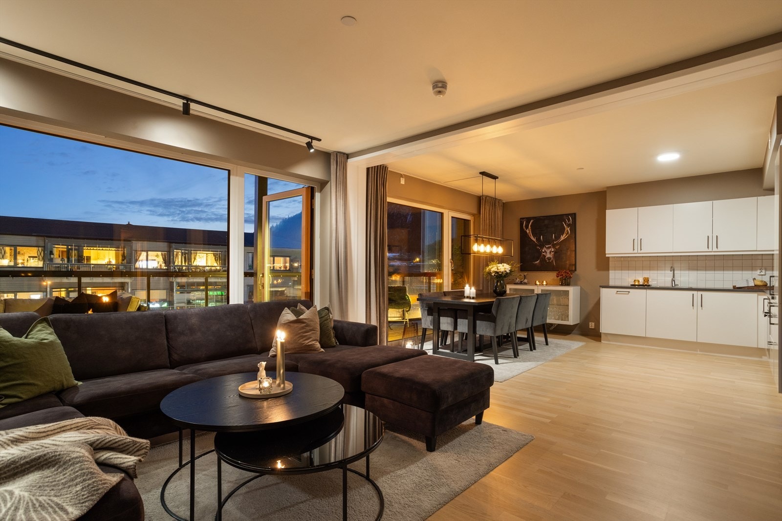 Aktiv Eiendomsmegling v/Marius Kvalvik har gleden av å presentere Sandavegen 31 - en moderne og innbydende 3-roms. Galleribilde