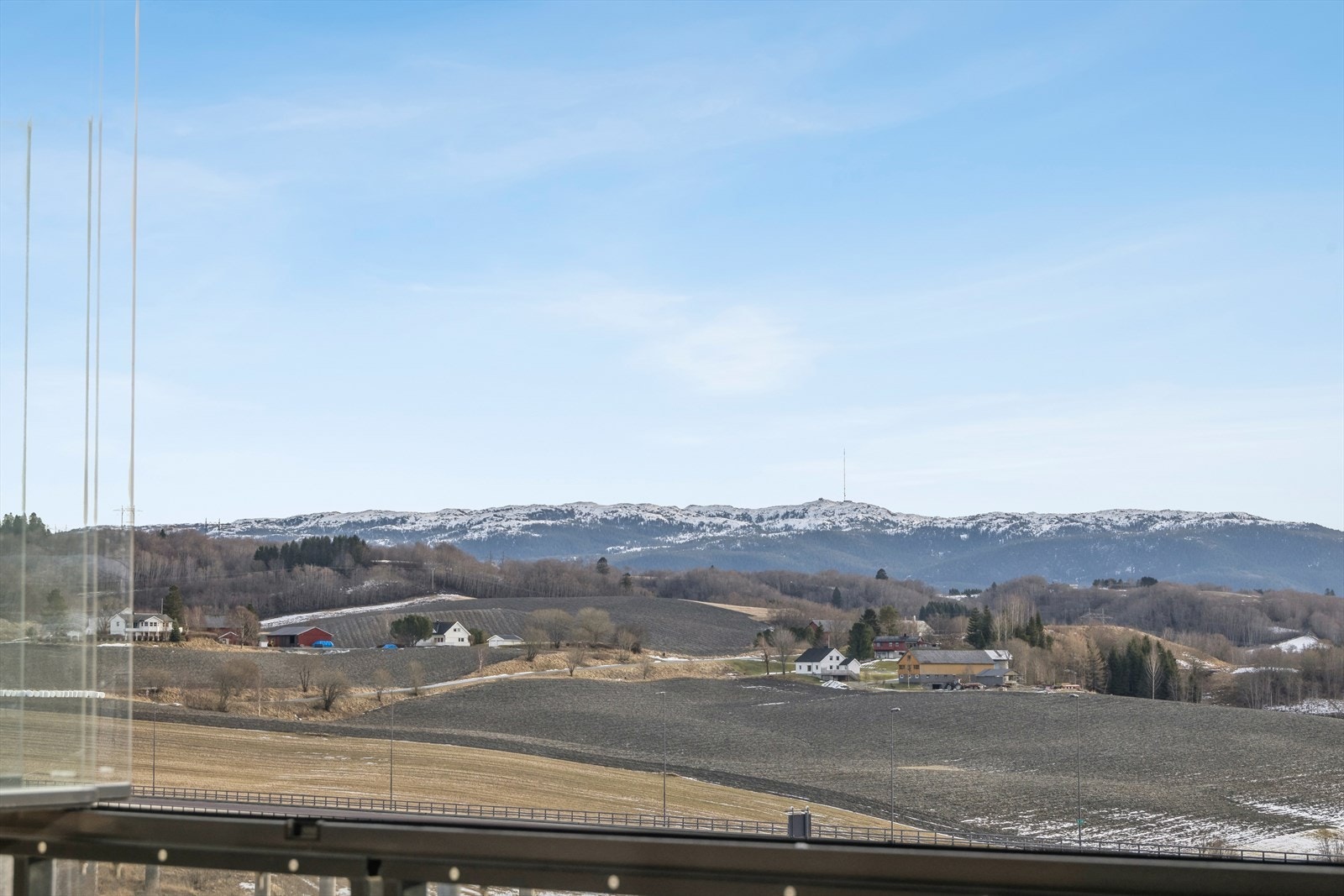 Leiligheten har upåklagelig beliggenhet med flott utsikt mot landbruksområder og skogkledde åser. Galleribilde