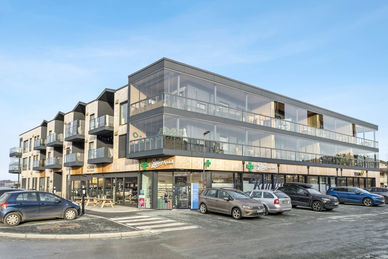 Leiligheten ligger i toppetasjen i et moderne bygg fra 2022. Galleribilde