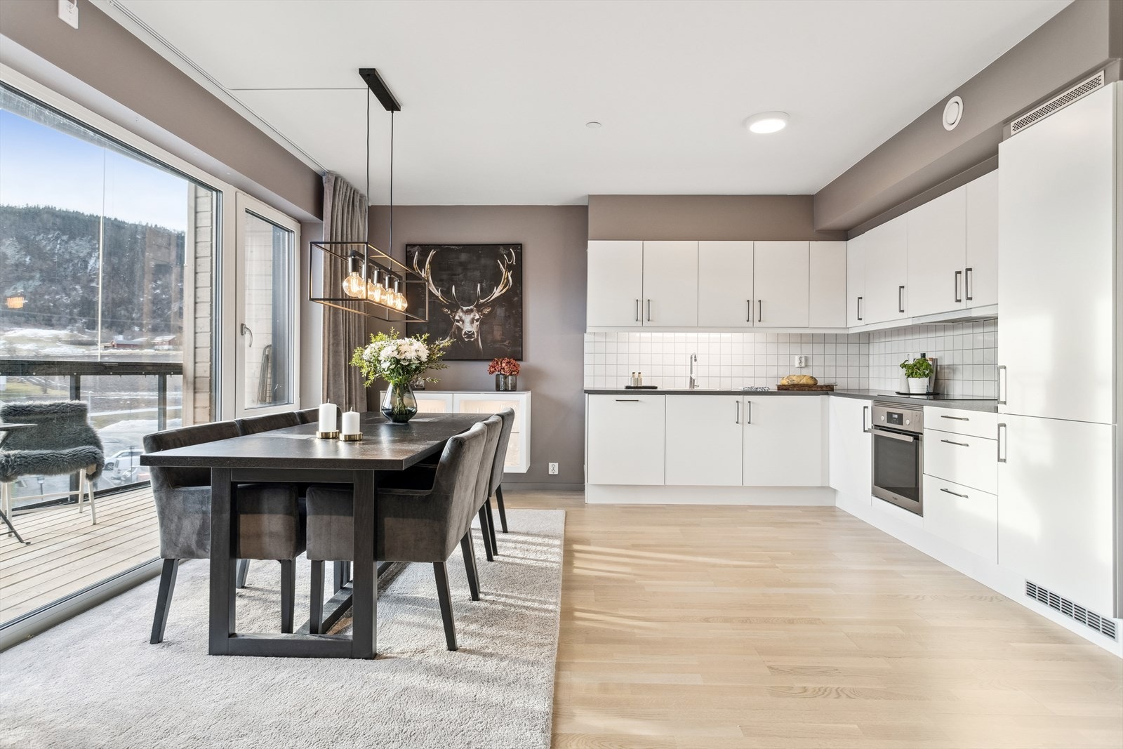 Kjøkkenet er stilrent og funksjonelt, med god skap- og benkeplass. Galleribilde