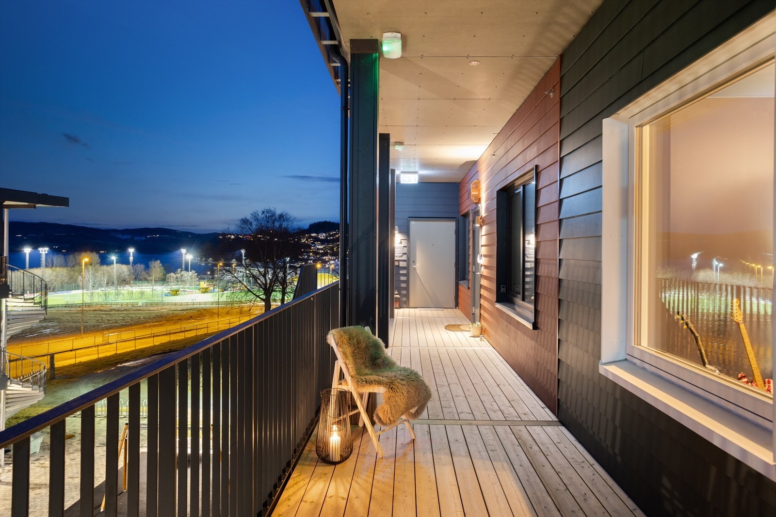 Leiligheten ligger i 3. etasje, og har adkomst via felles oppgang med heis, samt en overbygd svalgang. Galleribilde