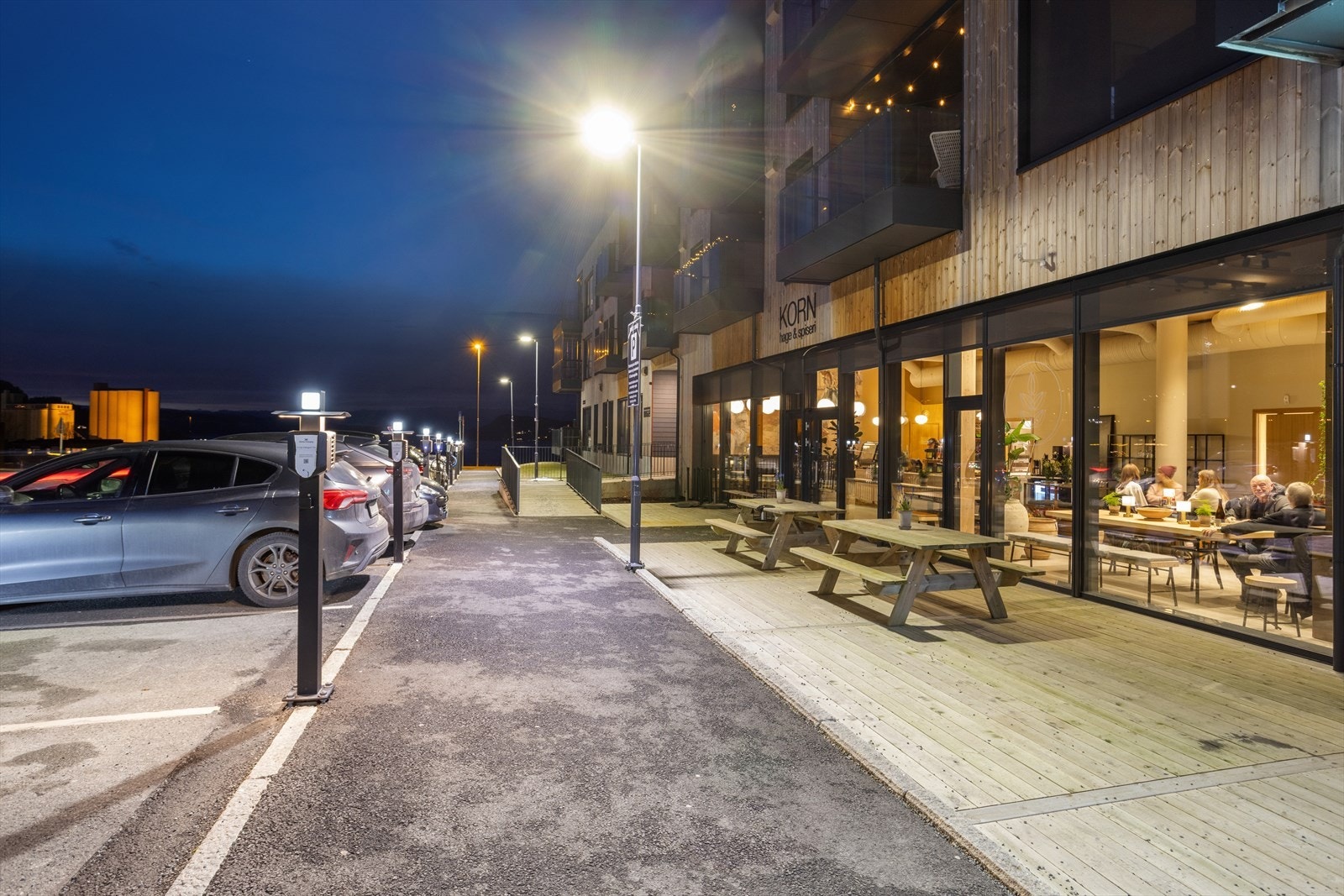 KORN hage & spiseri ligger på bakkeplan i samme bygg som leiligheten. Galleribilde