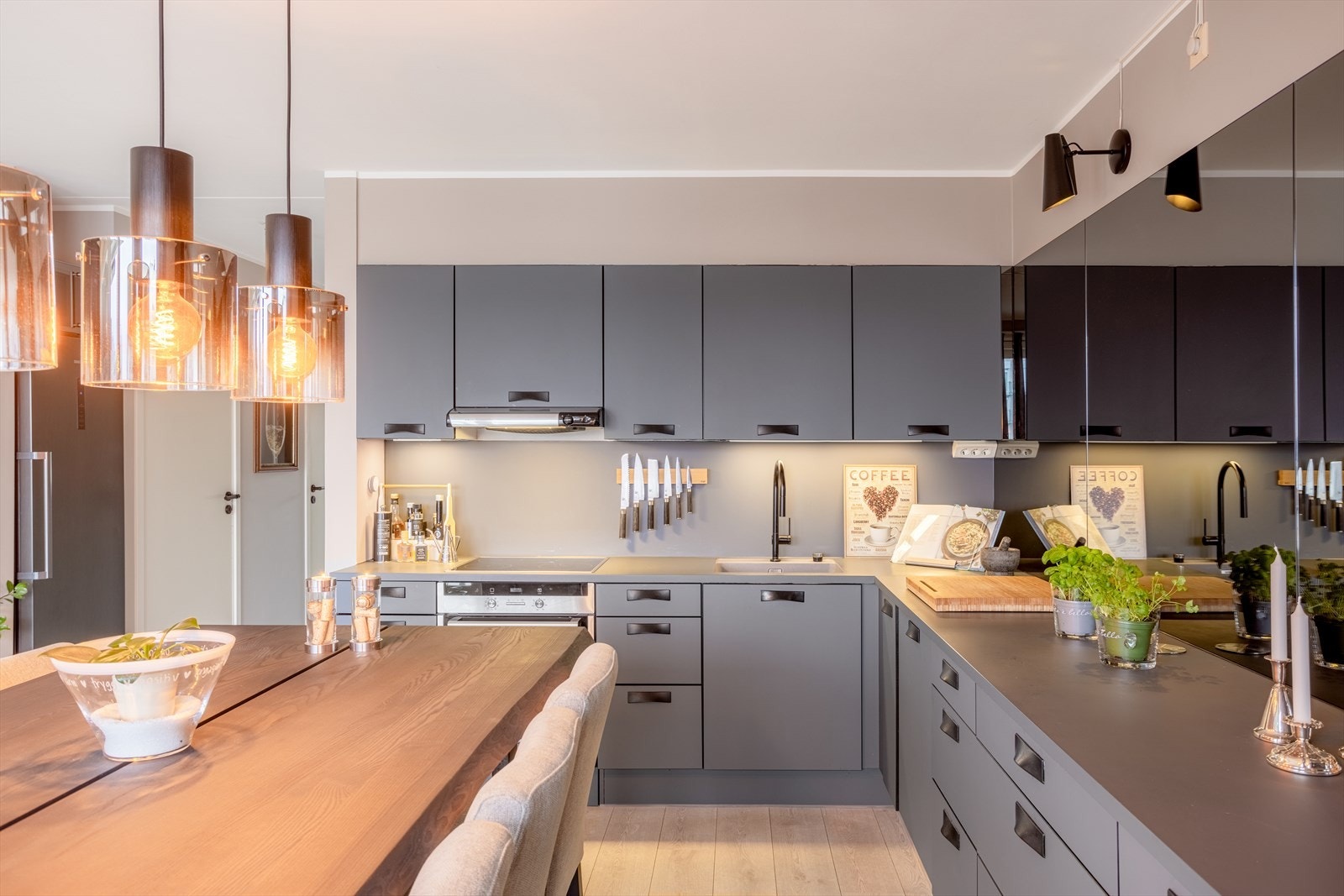 Kjøkkenet inneholder integrert koketopp, stekeovn og oppvaskmaskin, samt frittstående kjøl-/fryseskap Galleribilde