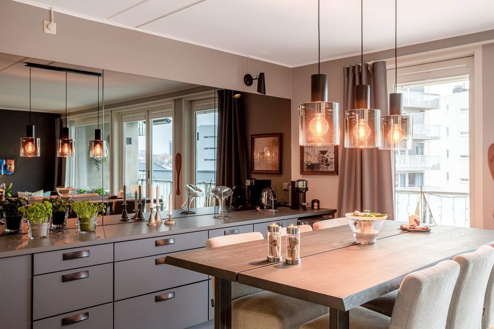 Svært mye benk- og oppbevaringsplass på kjøkkenet. Legg også merke til det store, stilige speilet over benkeplaten Galleribilde