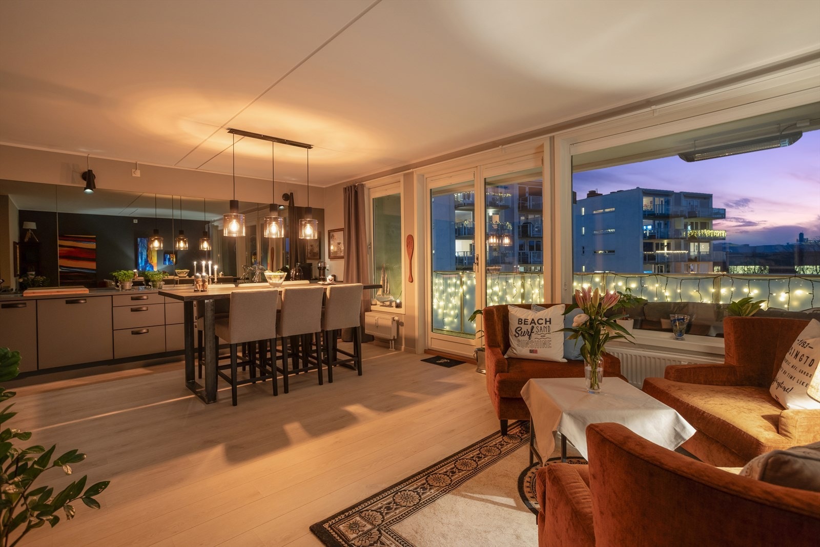 Lun og trivelig atmosfære på kveldstid når mørket senker seg Galleribilde