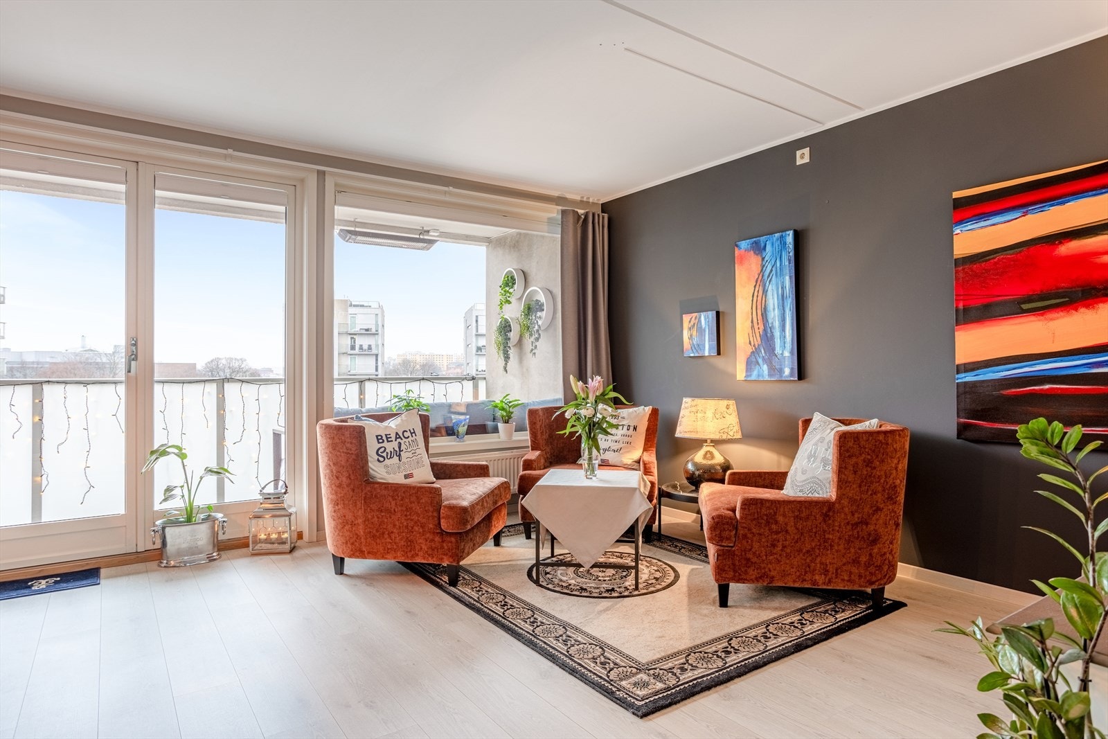 De store vindusflatene er med på å skape en lys og luftig atmosfære i boligen Galleribilde