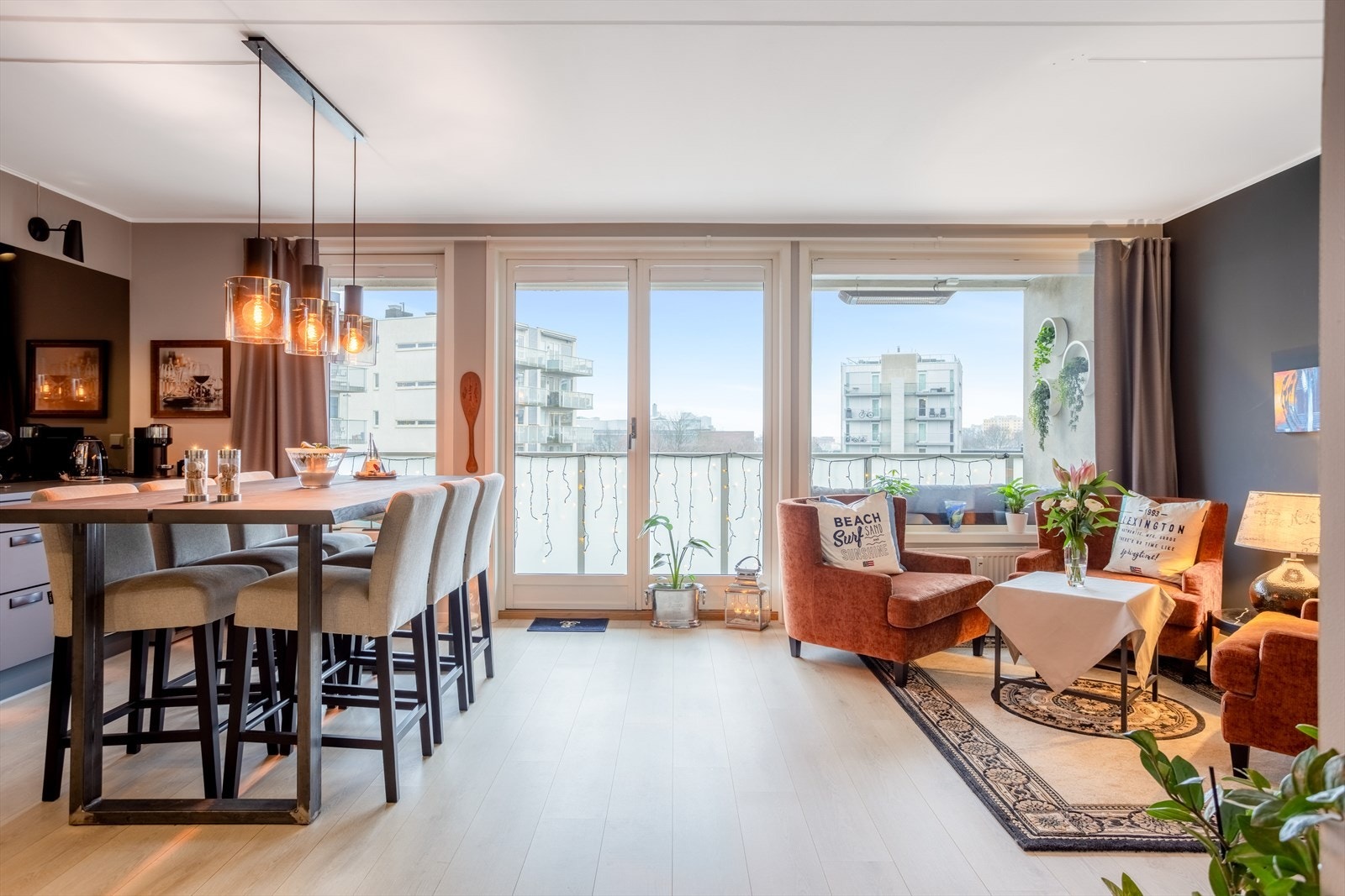 Mellom den åpne stue/kjøkkenløsningen har du utgang til en sydvendt balkong Galleribilde