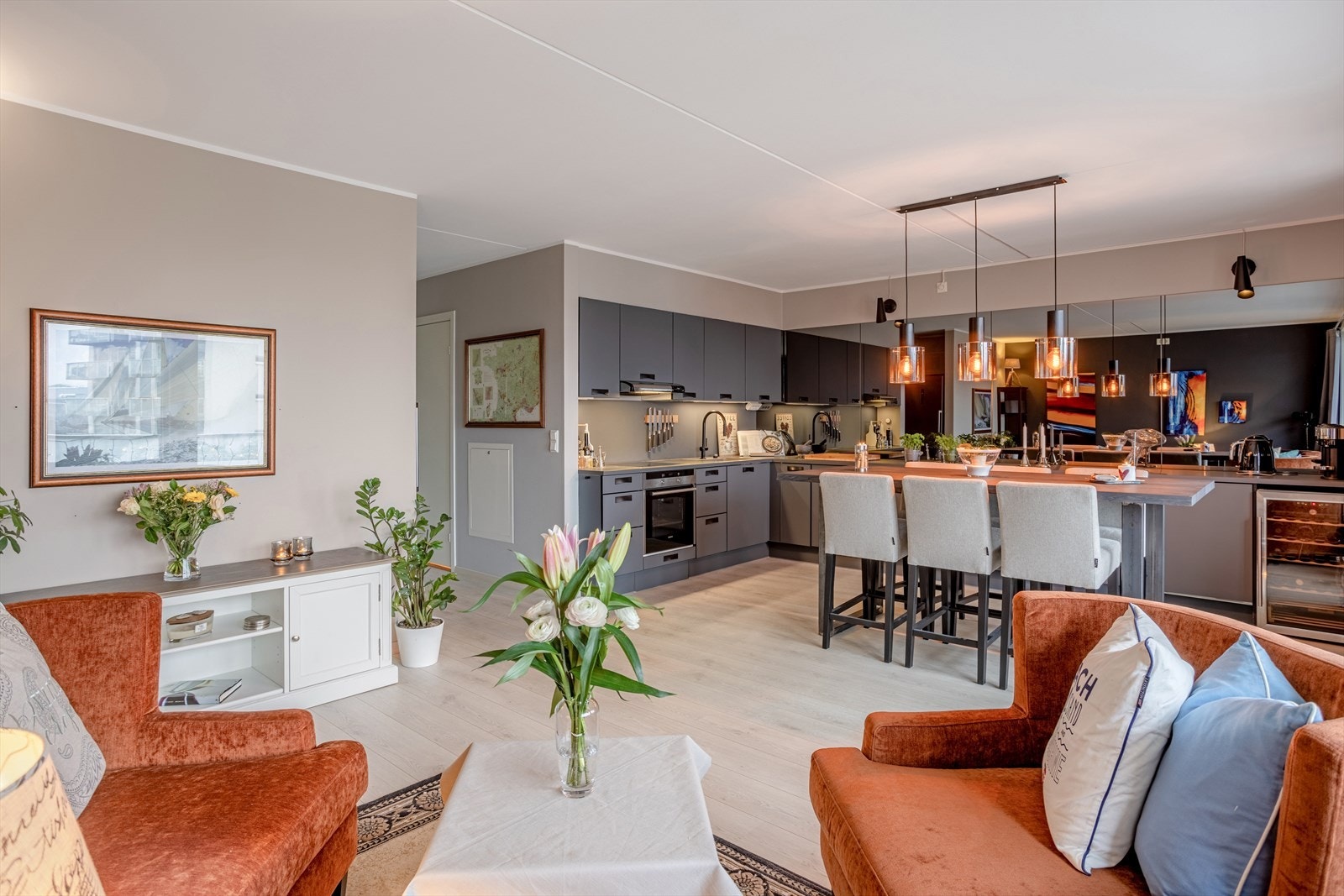 Boligen fremstår svært lys og innbydende, og det er lagt vekt på materialer av høy kvalitet og stilrene løsninger Galleribilde