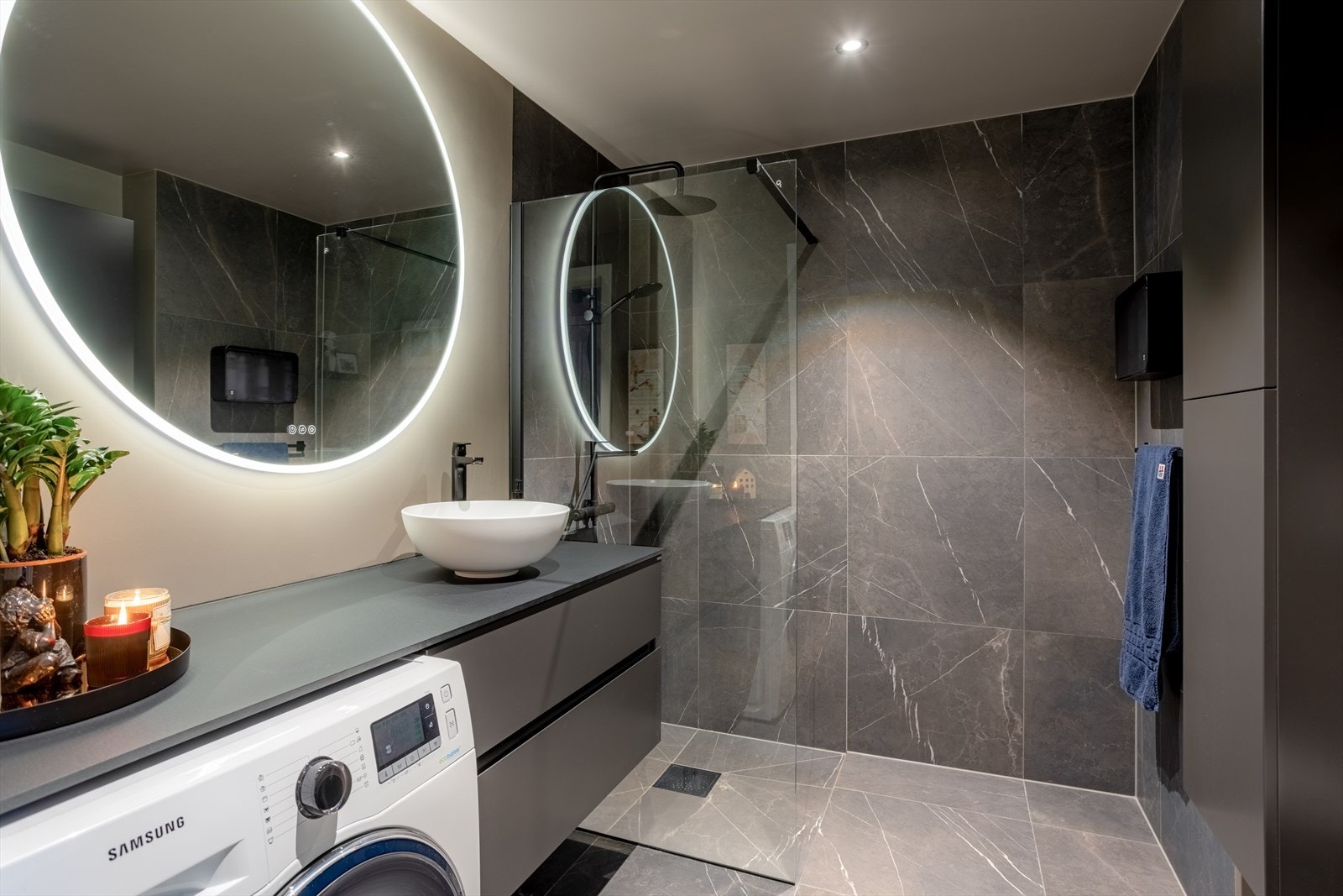 Stilrent bad med varmekabler i gulv og opplegg for vaskemaskin Galleribilde