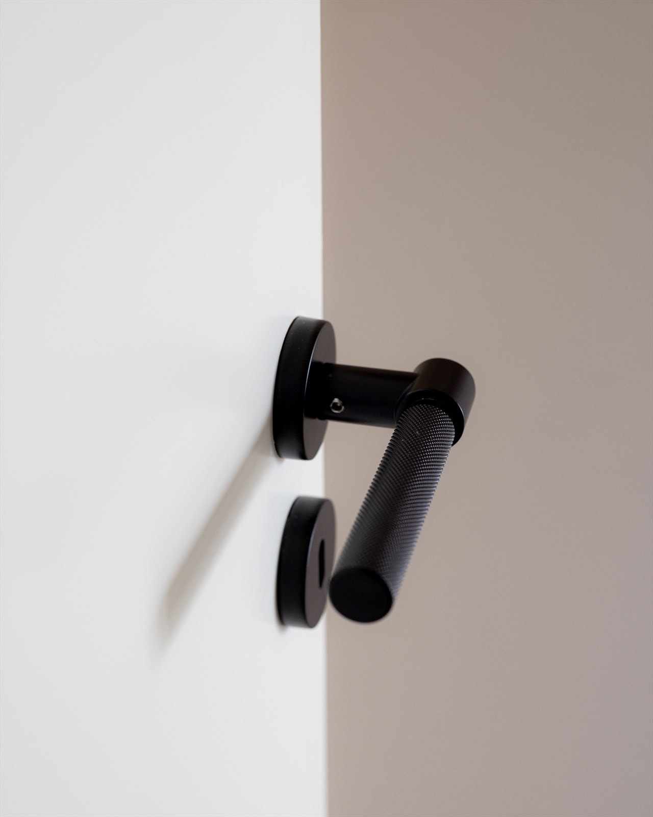 Lekre sorte dørhåndtak som setter den lille prikken over i'en i boligen Galleribilde