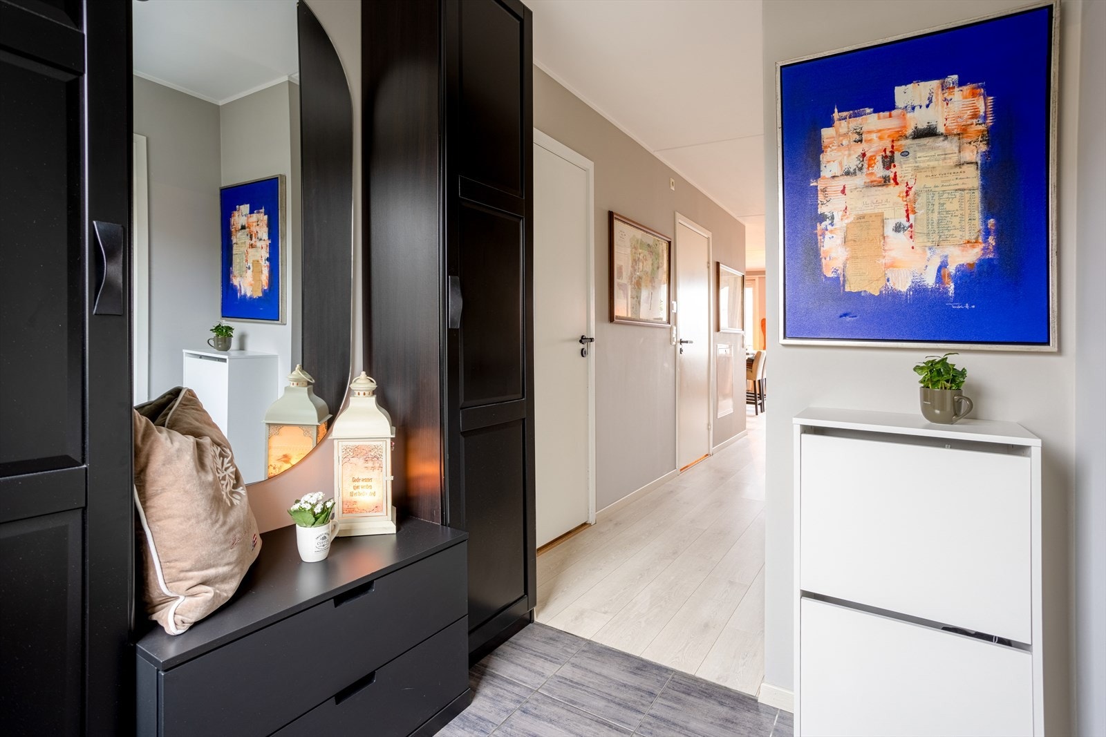 Velkommen inn! Lys og innbydende entré med garderobeløsning for oppbevaring av yttertøy Galleribilde