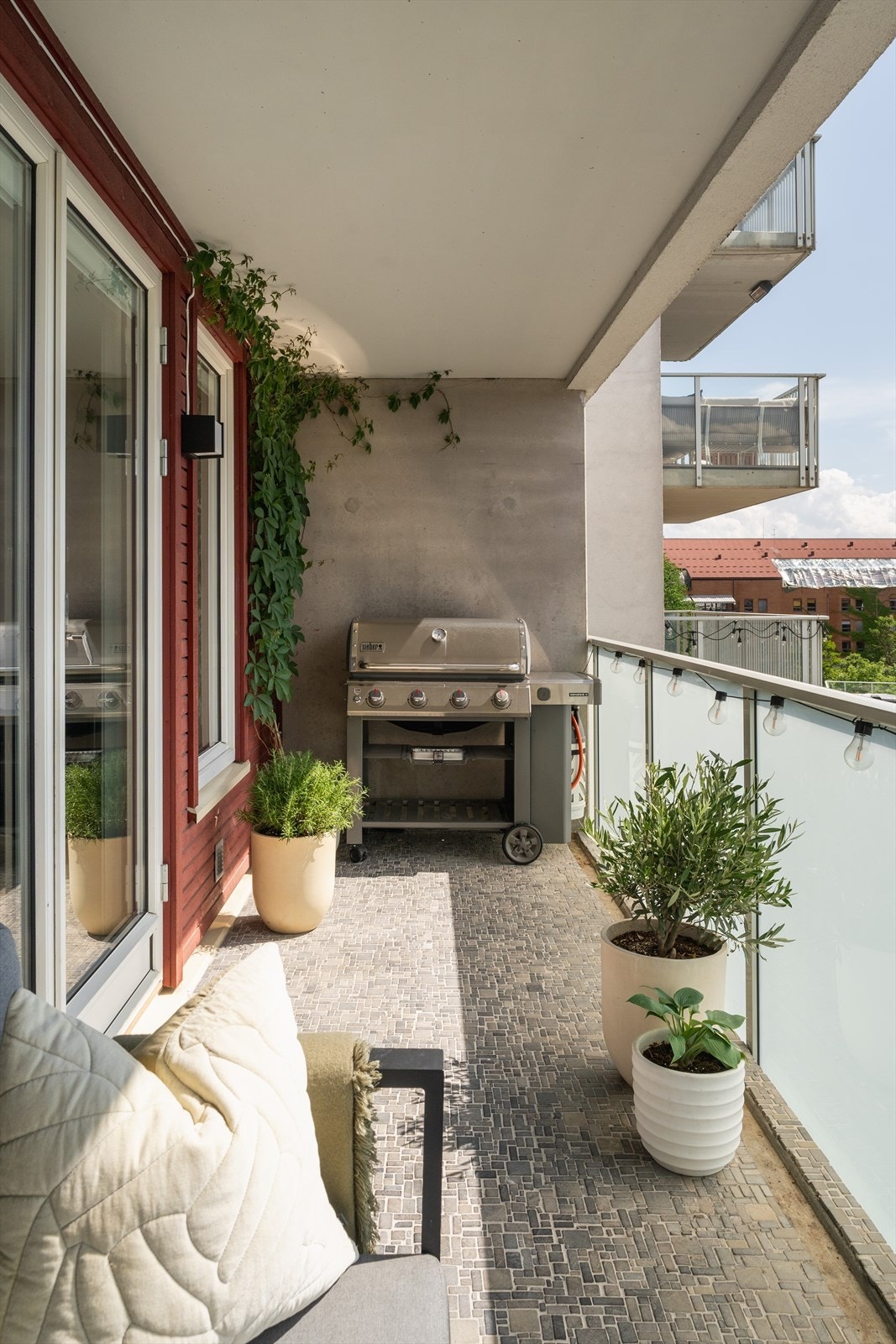 Balkongens gode størrelse gjør at du enkelt kan innrede i ulike soner Galleribilde