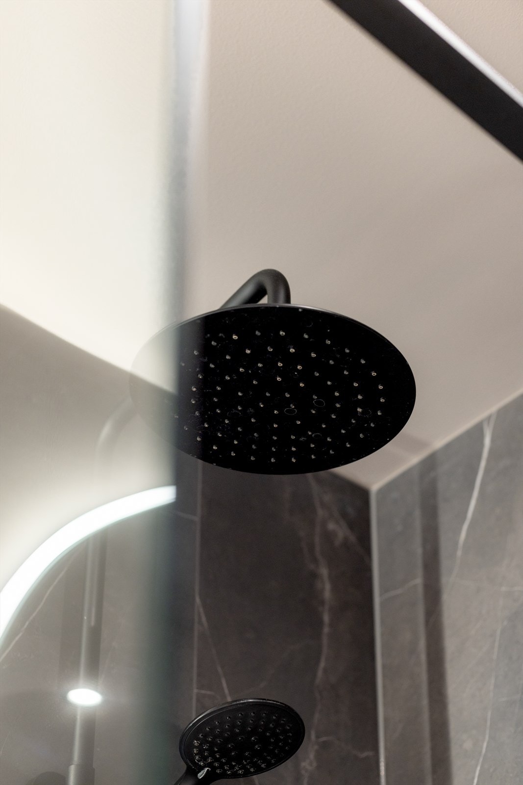 Stilig waterfall dusj (2021) på badet, i tillegg til vanlig hånddusj Galleribilde