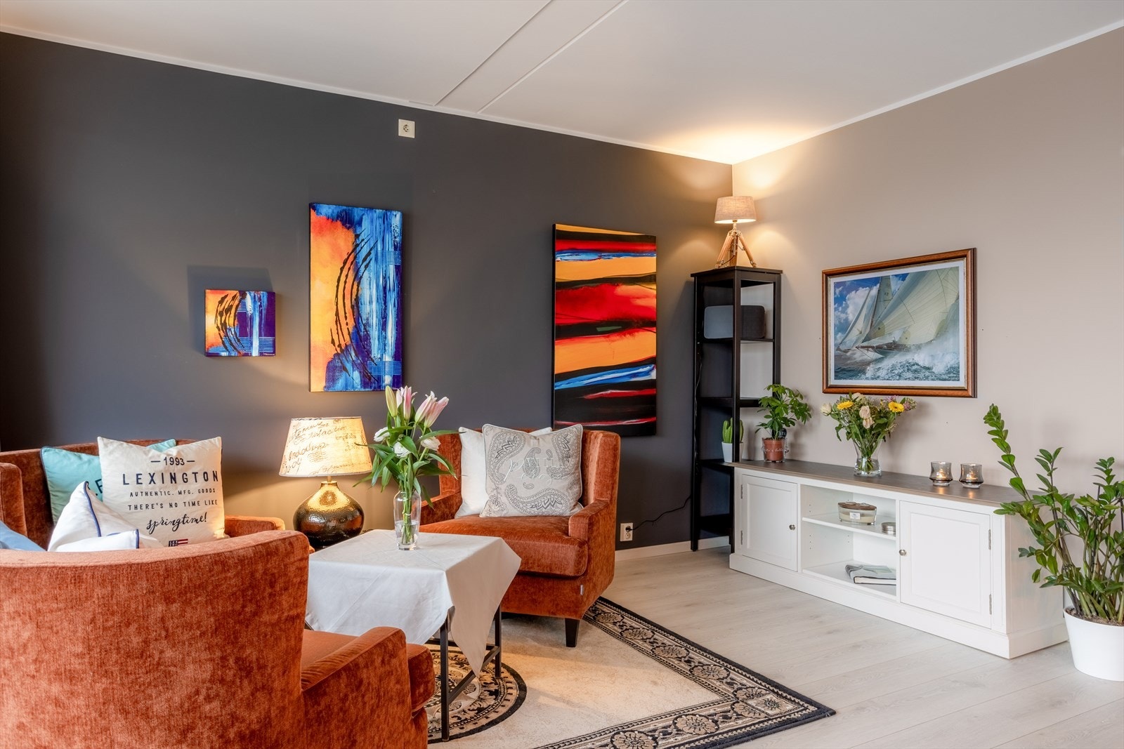 I 2019 ble det lagt nytt 1-stavs laminatgulv i lys eik i boligen Galleribilde