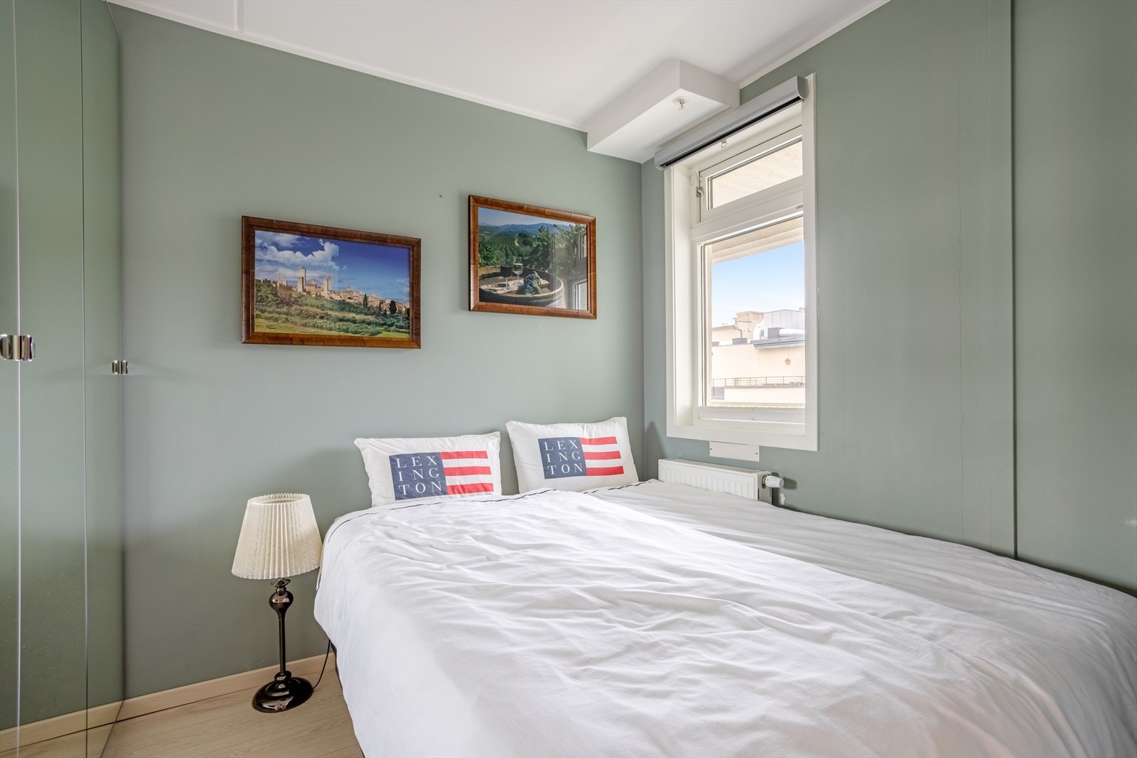 Soverom 2 er også av god størrelse og har plass til dobbeltseng og nattbord Galleribilde