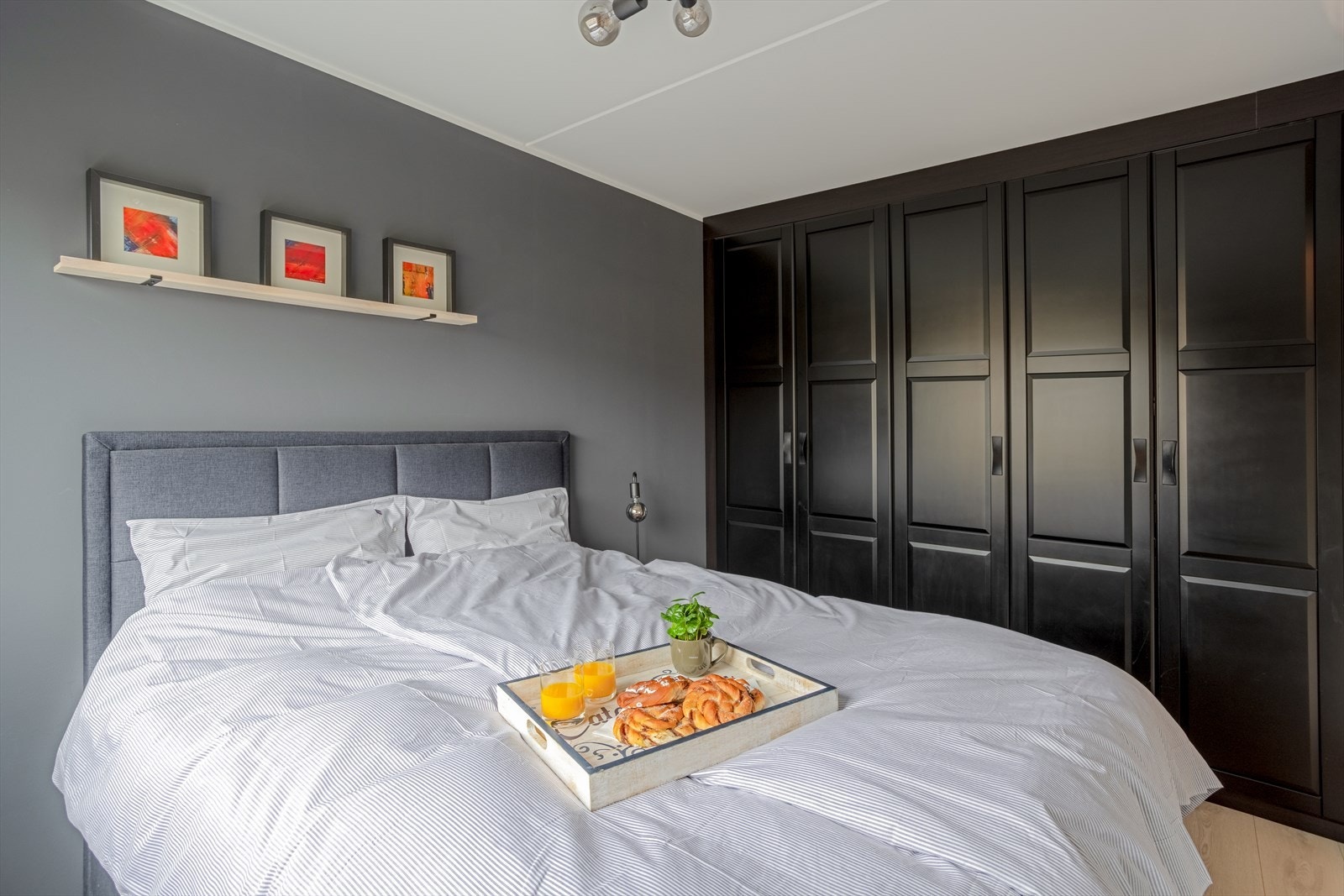 På soverommet har du et praktisk og stort garderobeskap Galleribilde