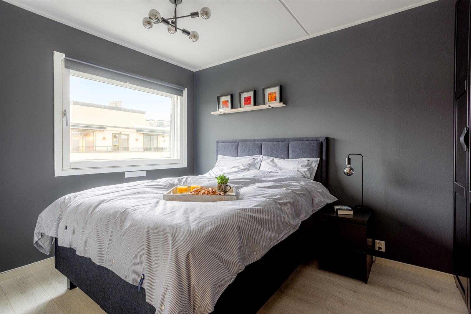 Soverom 1 er av god størrelse og har plass til dobbeltseng, nattbord og annet tilhørende møblement Galleribilde