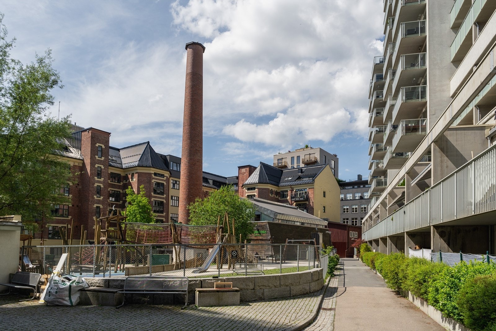 Trivelig opparbeidet tomt med lekeplass, plenarealer, trær og annen beplantning Galleribilde