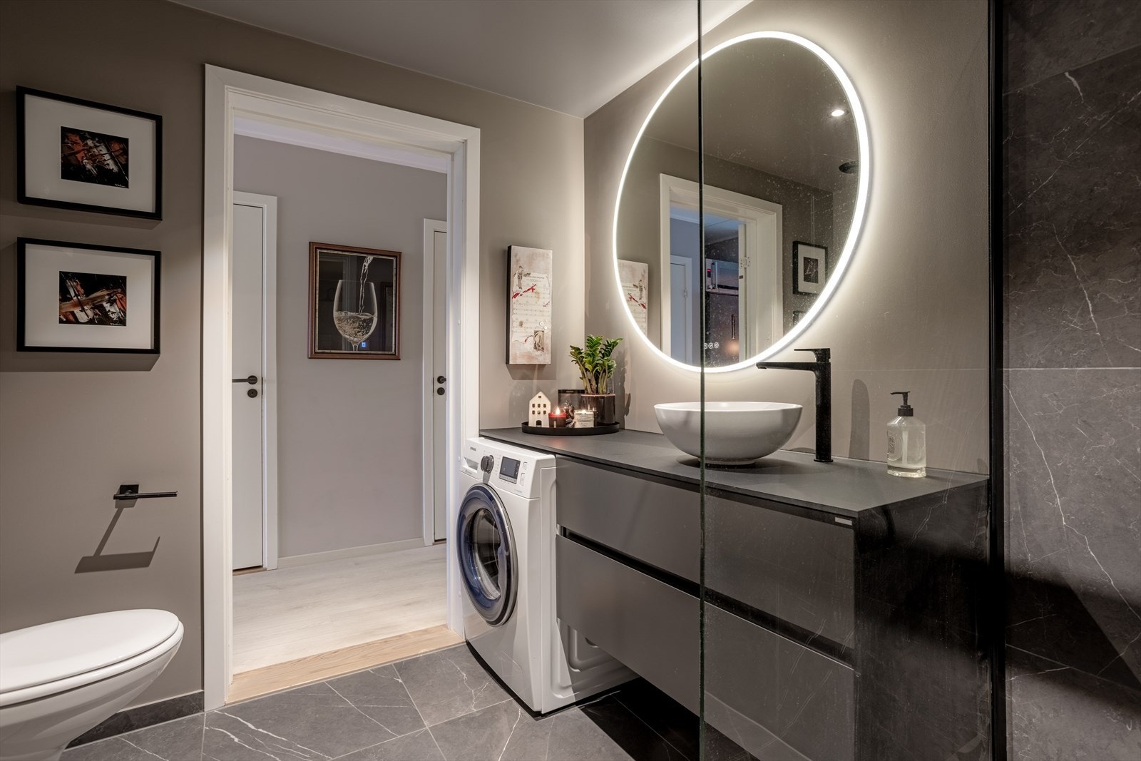 Badet ble pusset opp i 2023 med spotter, baderomsmøbler, nytt gulv med varmekabler og fliser Galleribilde