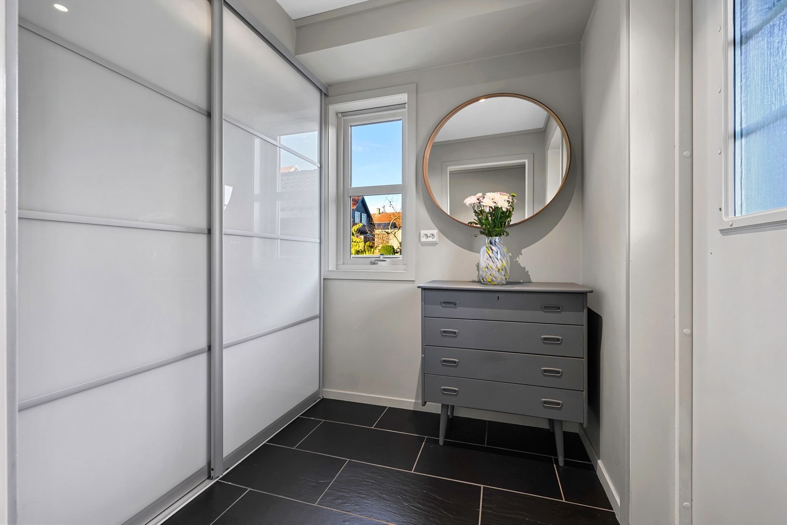 Romslig gang med god oppbevaring Galleribilde