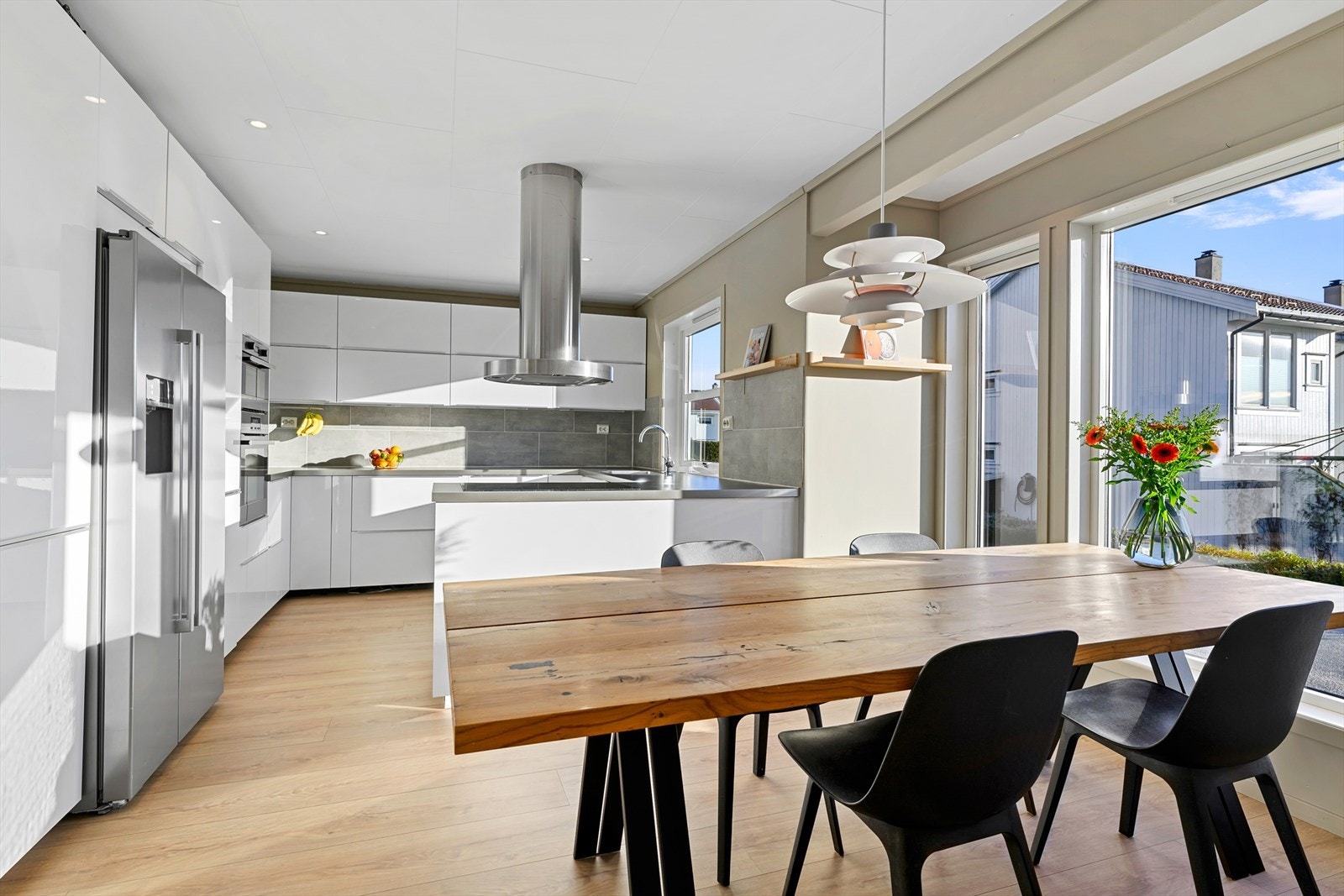 Meget innholdsrik og pen kjøkkeninnredning med gode arbeidsflater og mye skapplass. Galleribilde