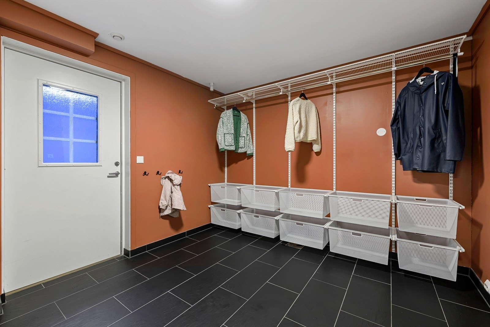 Kjellerinngang Garderobe Galleribilde